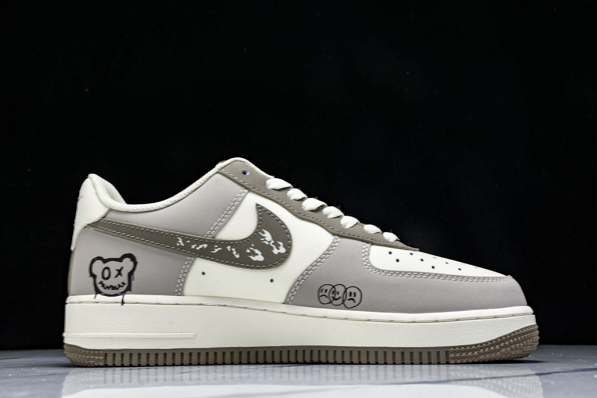 
Nike Air Force 1'07 Low Smiling Bear 笑脸熊 空军一号低帮休闲板鞋