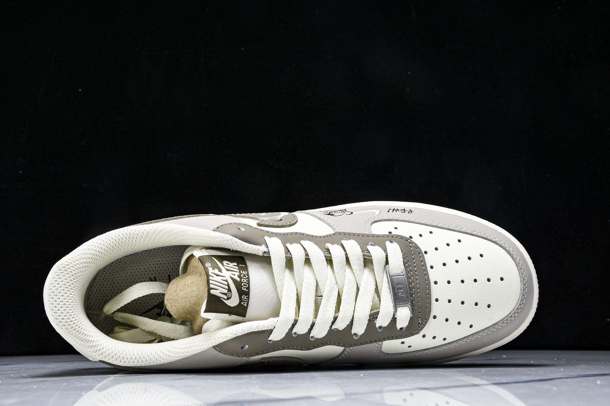 
Nike Air Force 1'07 Low Smiling Bear 笑脸熊 空军一号低帮休闲板鞋