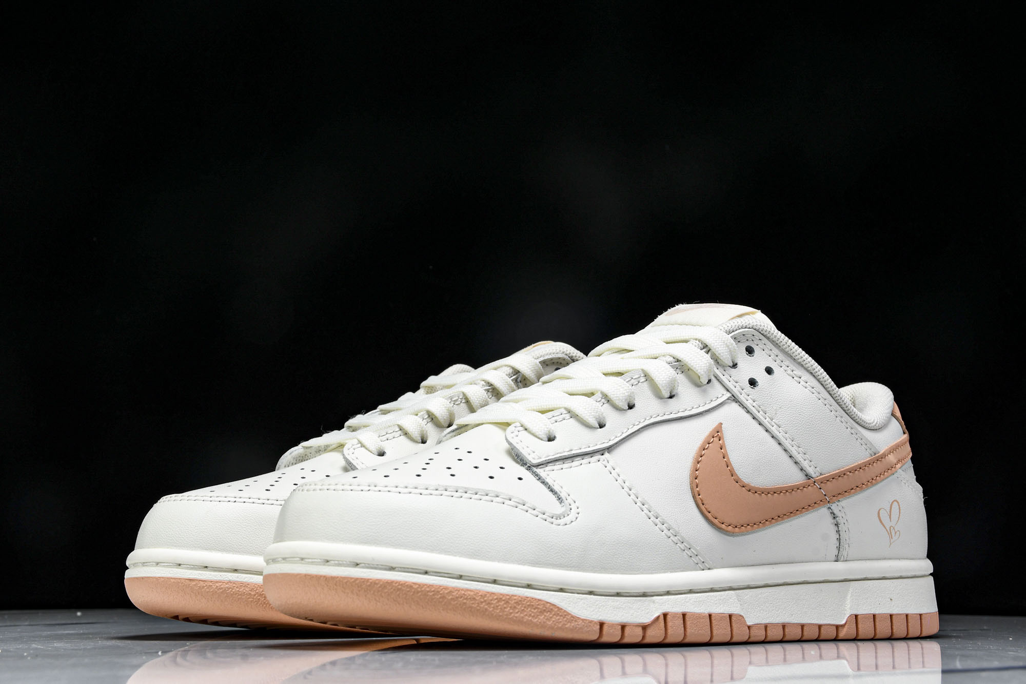 
Nike SB Dunk Low 粉色爱恋 周年高端定制 低帮休闲板鞋 W-015
35.5 36 3
