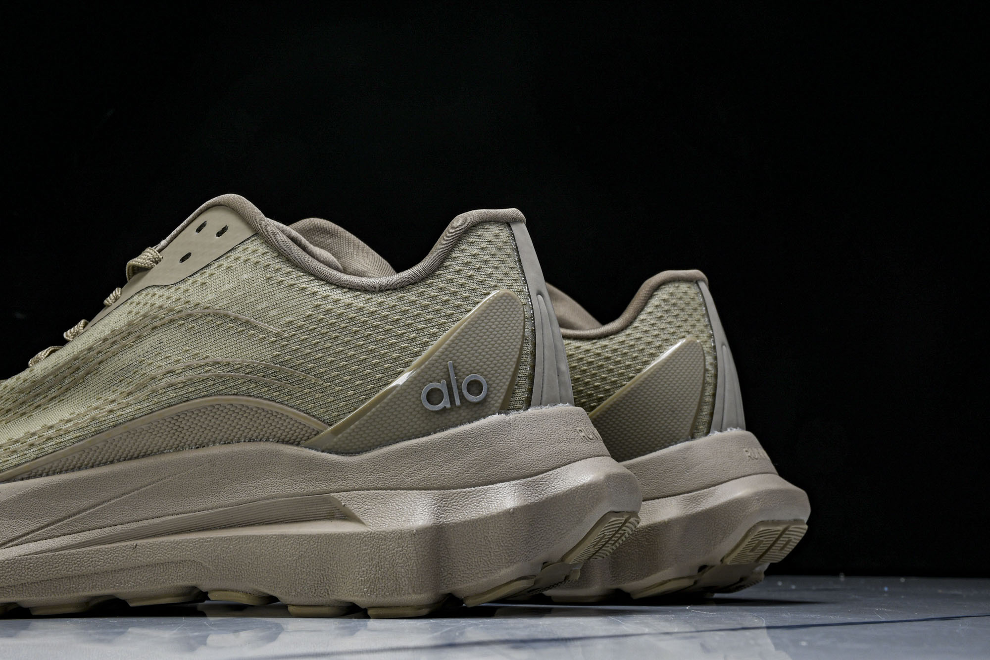 
Alo Yoga Runner Low Sneaker 恢复模式系列低帮复古休闲运动滑板板鞋 A059
