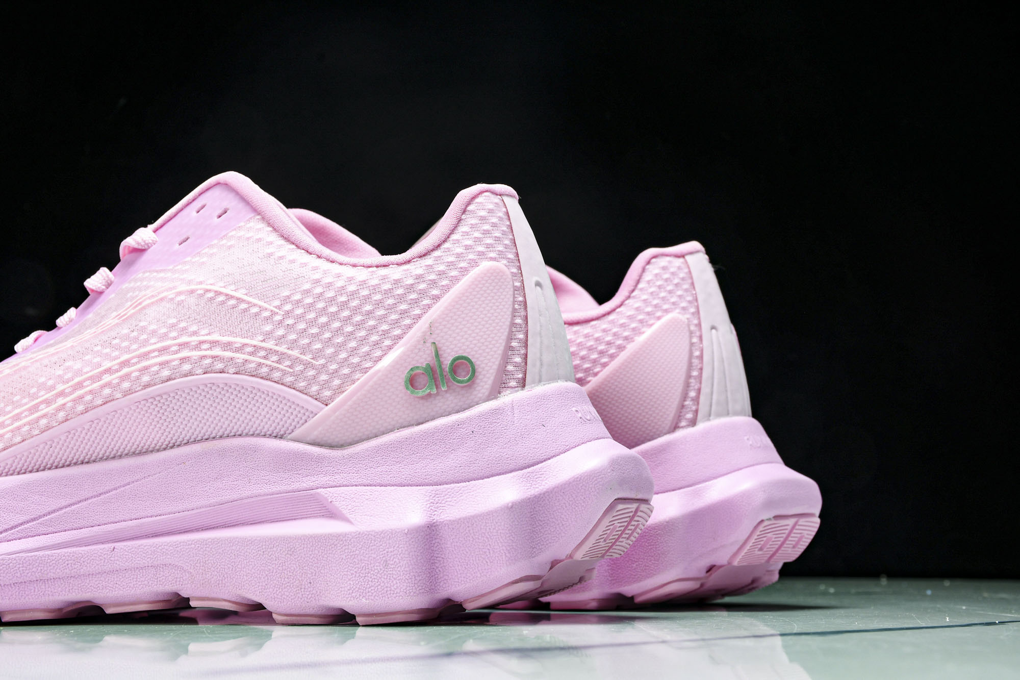 
Alo Yoga Runner Low Sneaker 恢复模式系列低帮复古休闲运动滑板板鞋 A059