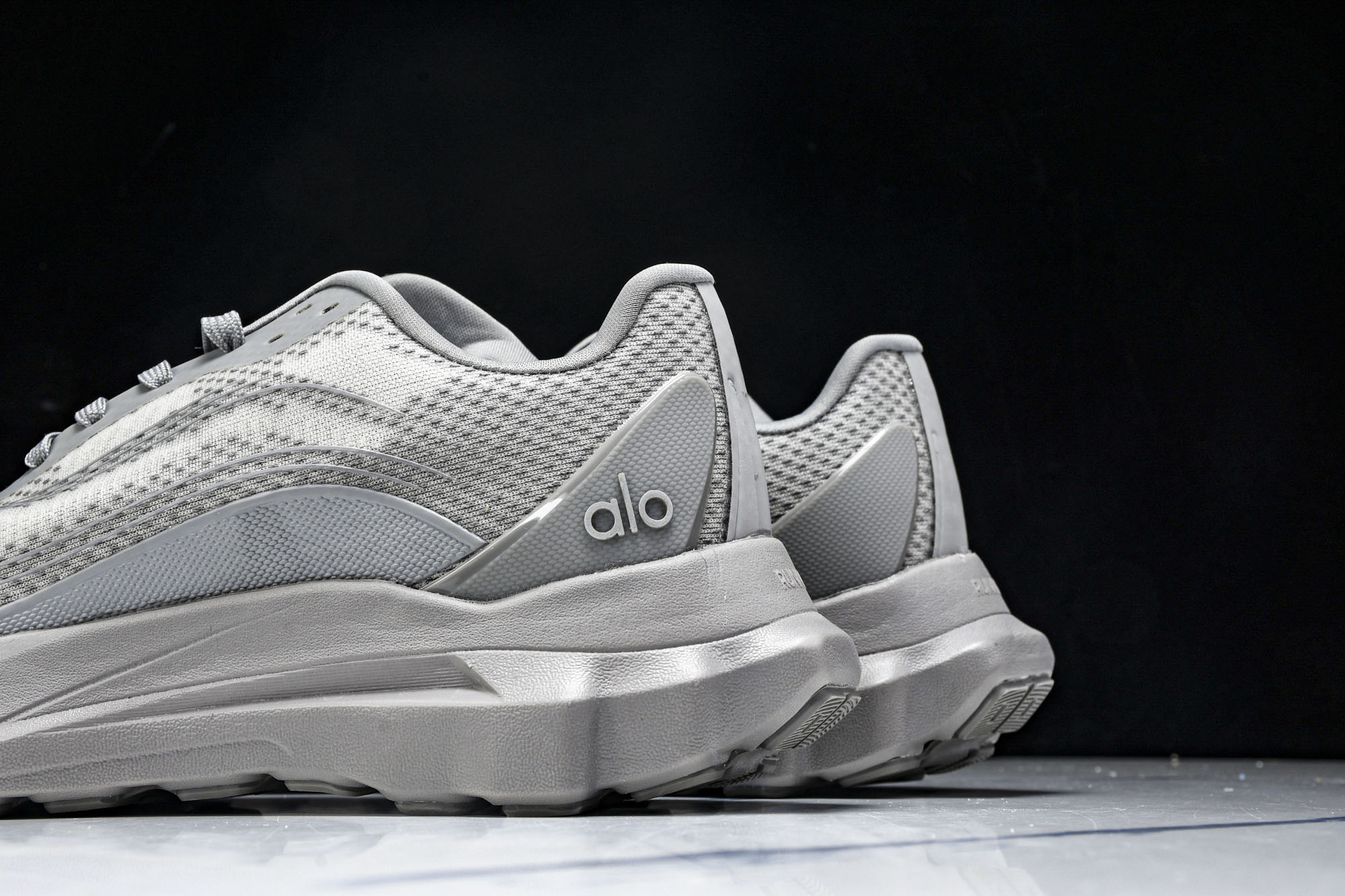 
Alo Yoga Runner Low Sneaker 恢复模式系列低帮复古休闲运动滑板板鞋 A059