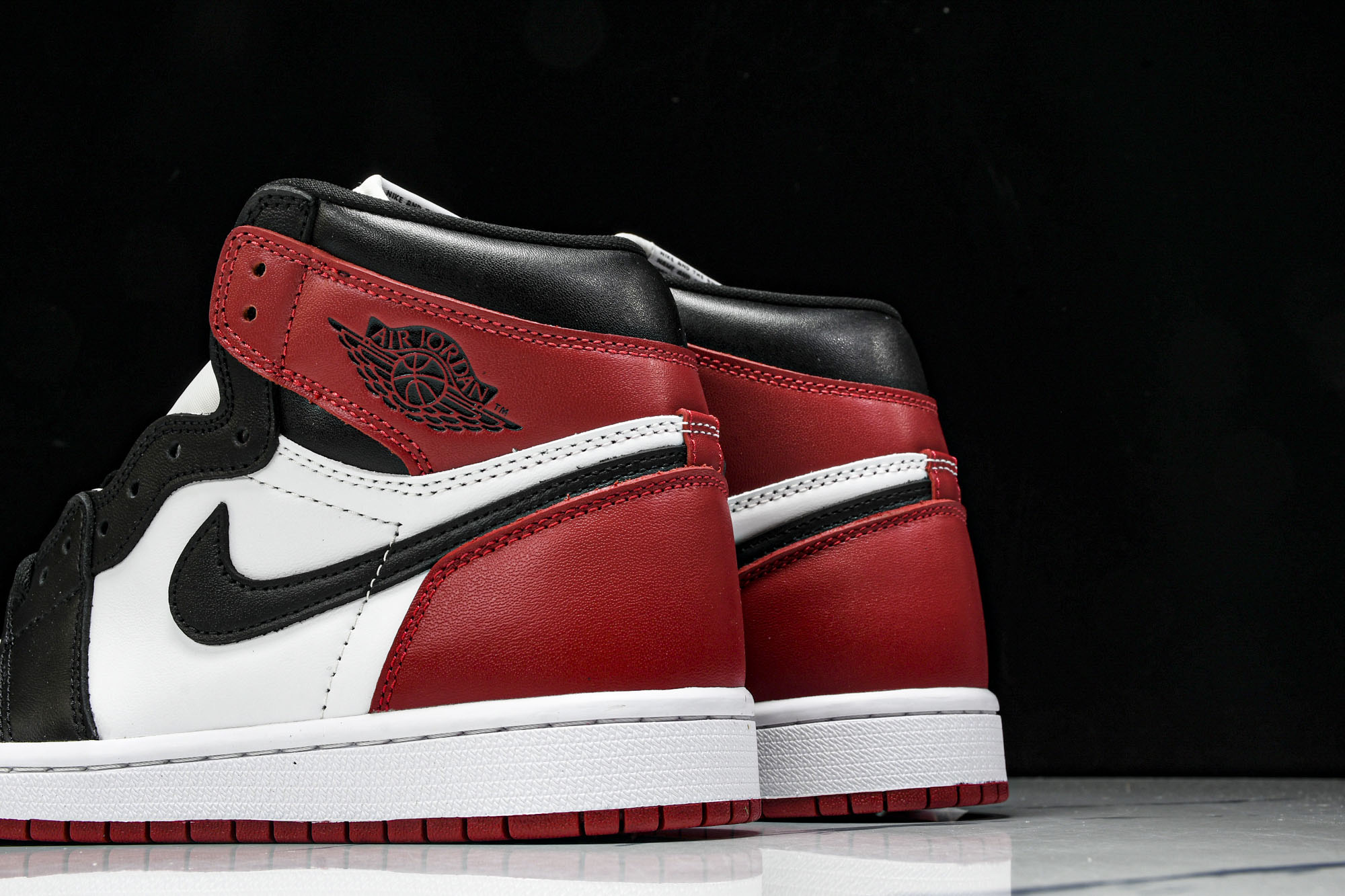 Air Jordan 1 Retro High OG AJ1黑脚趾高帮篮球鞋 -125#鞋身整体以优质的