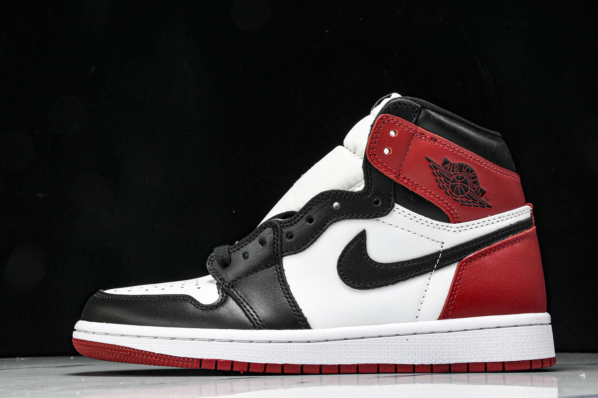 Air Jordan 1 Retro High OG AJ1黑脚趾高帮篮球鞋 -125#鞋身整体以优质的