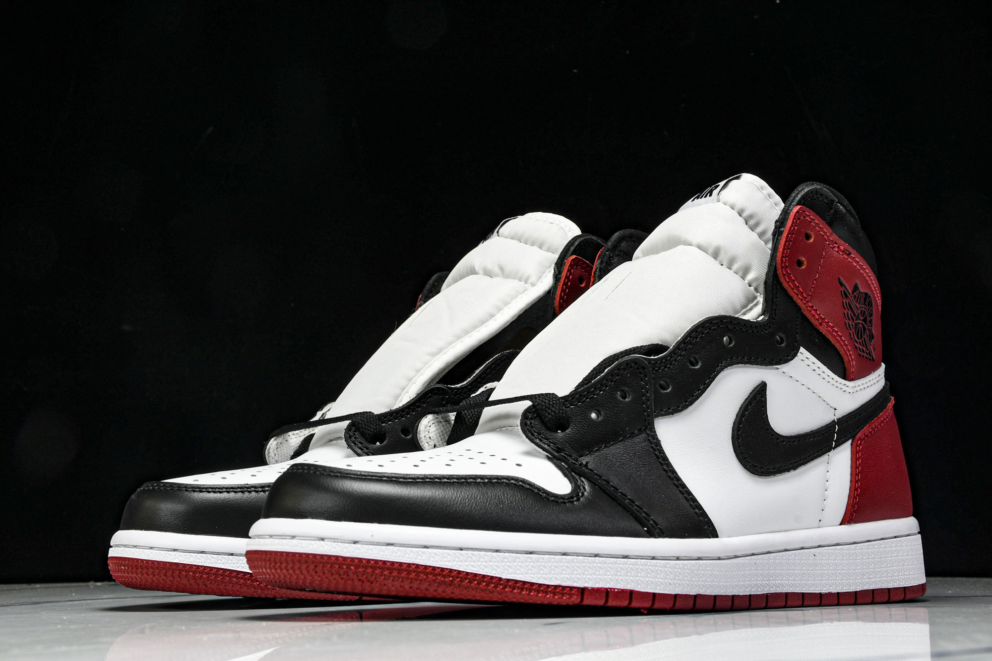 Air Jordan 1 Retro High OG AJ1黑脚趾高帮篮球鞋 -125#鞋身整体以优质的