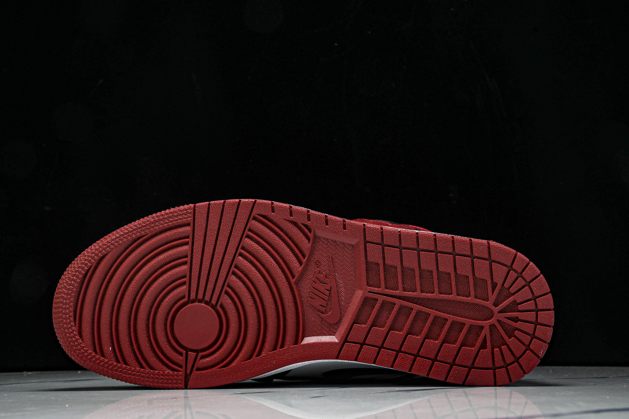 Air Jordan 1 Retro High OG AJ1黑脚趾高帮篮球鞋 -125#鞋身整体以优质的