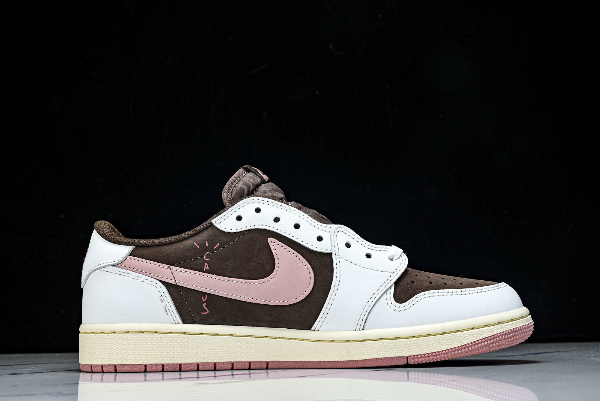 Travis Scott x Air Jordan 1 Low OG AJ1 乔1粉色倒勾低帮 DZ41