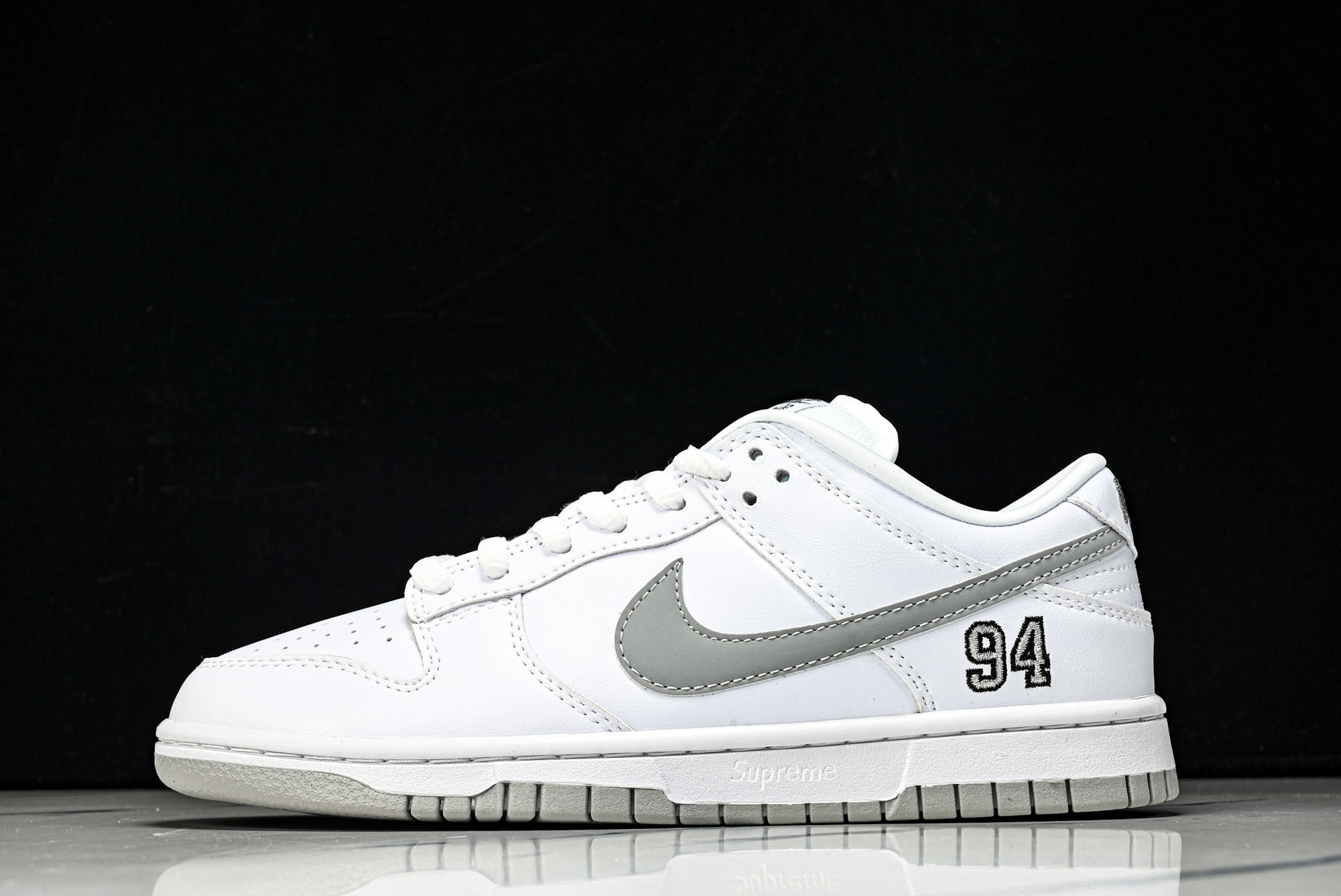 Supreme x Nike Dunk SB Dunk Low 联名白色 低帮休闲滑板鞋 HQ8487-