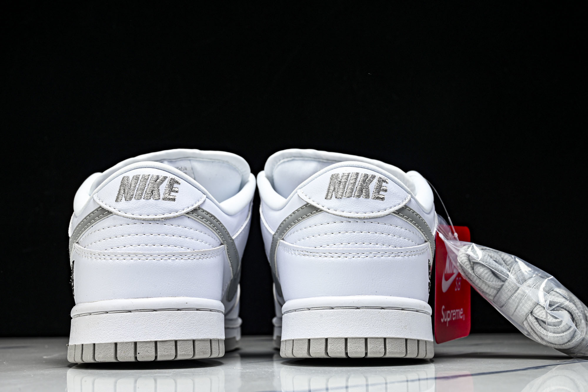 Supreme x Nike Dunk SB Dunk Low 联名白色 低帮休闲滑板鞋 HQ8487-