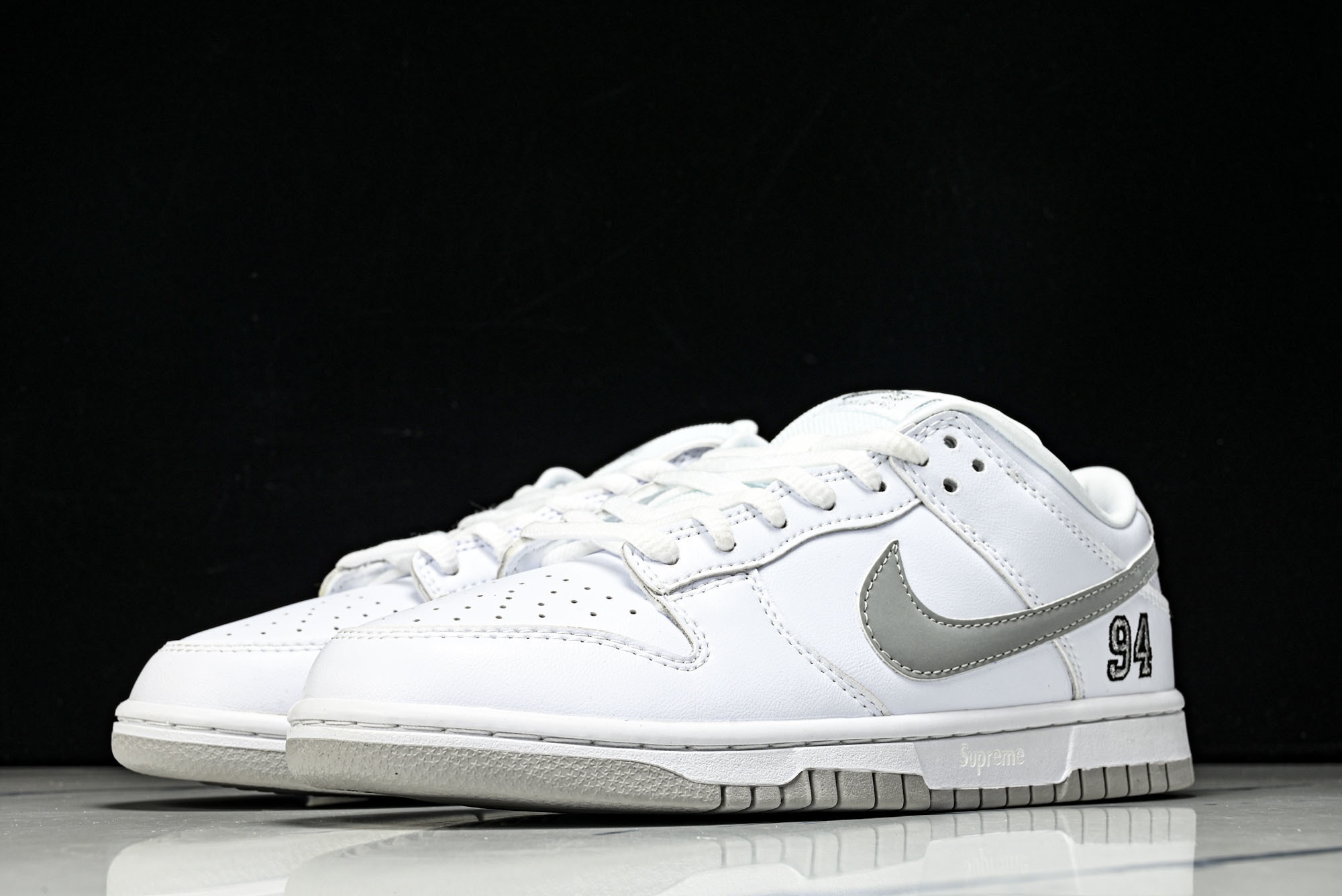 Supreme x Nike Dunk SB Dunk Low 联名白色 低帮休闲滑板鞋 HQ8487-