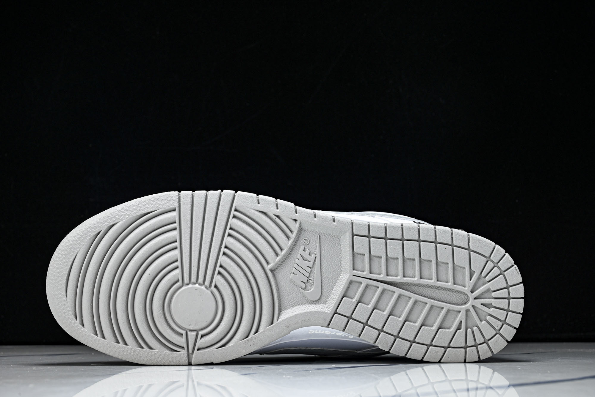 Supreme x Nike Dunk SB Dunk Low 联名白色 低帮休闲滑板鞋 HQ8487-