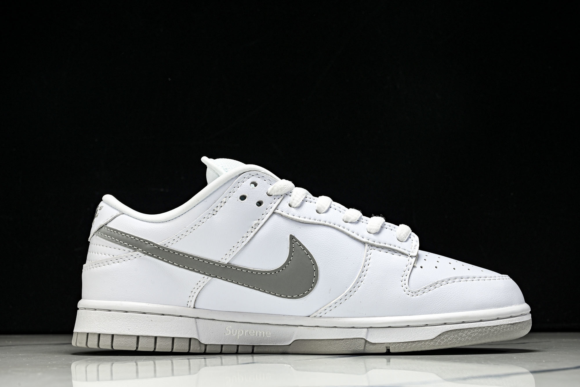 Supreme x Nike Dunk SB Dunk Low 联名白色 低帮休闲滑板鞋 HQ8487-