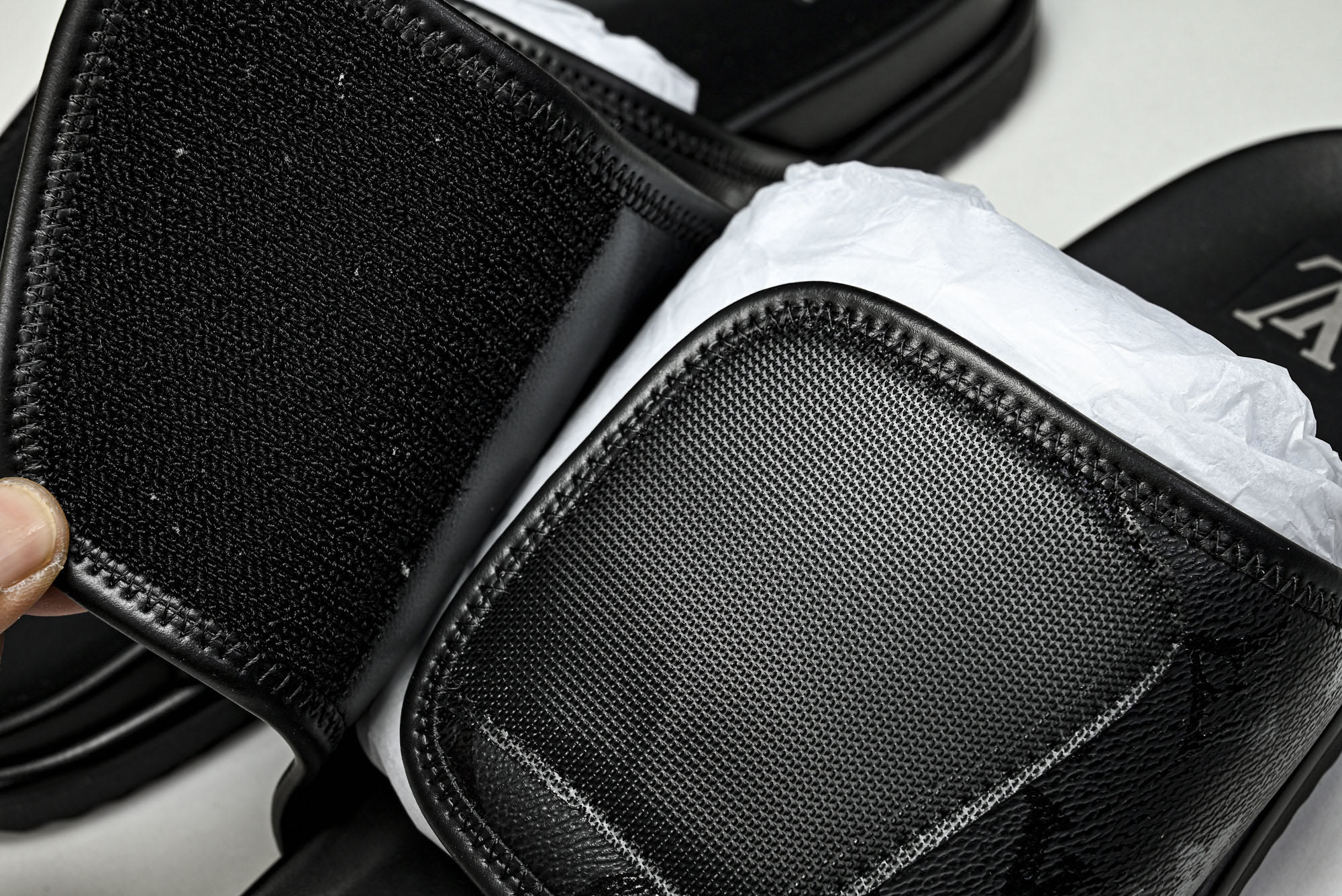 LV/路易威登男士凉鞋仿皮Monogram魔术贴鞋垫EVA底新款1AIXCQ39 40 41 42 43