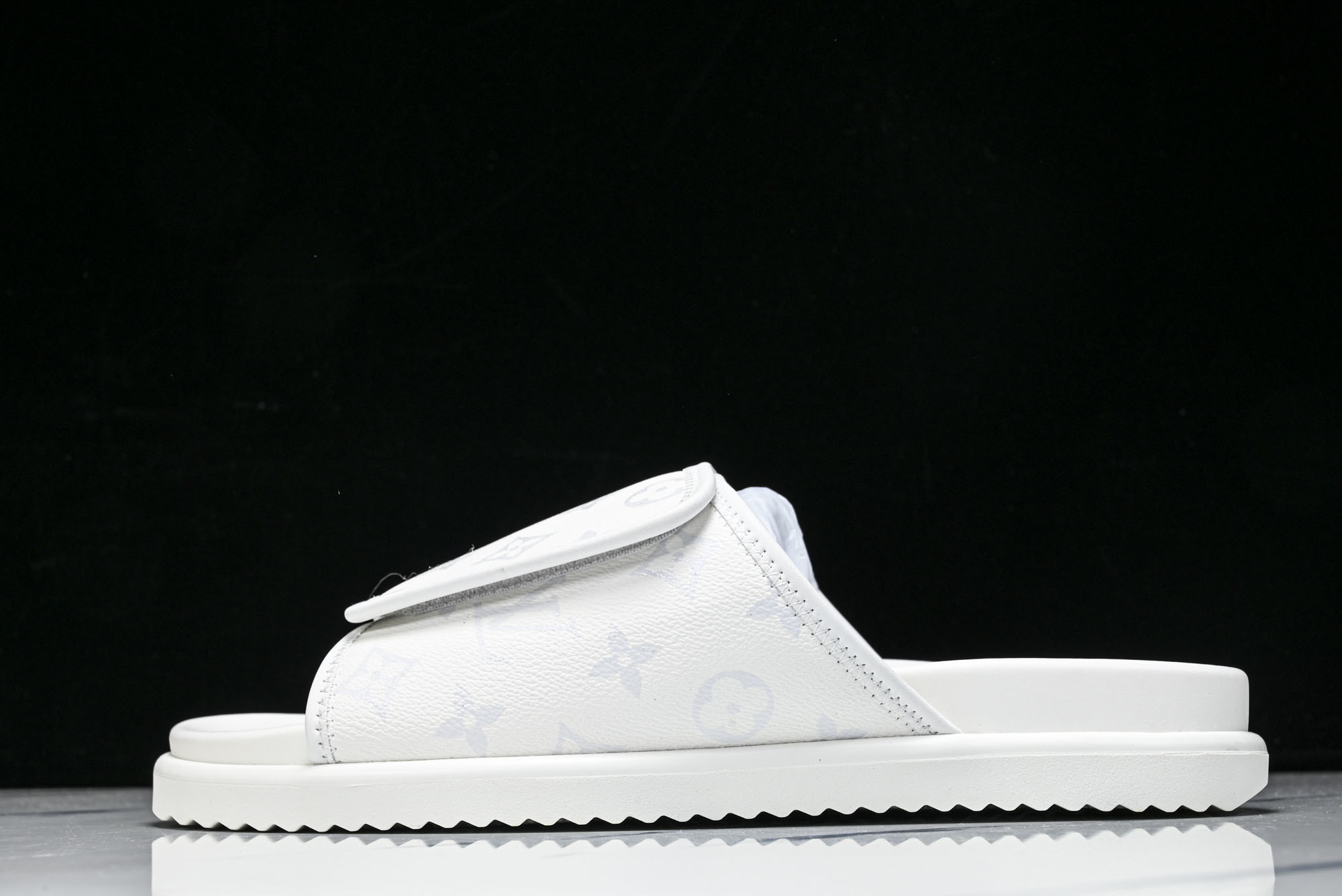 LV/路易威登男士凉鞋仿皮Monogram魔术贴鞋垫EVA底新款1AIXCQ2639 40 41 42 