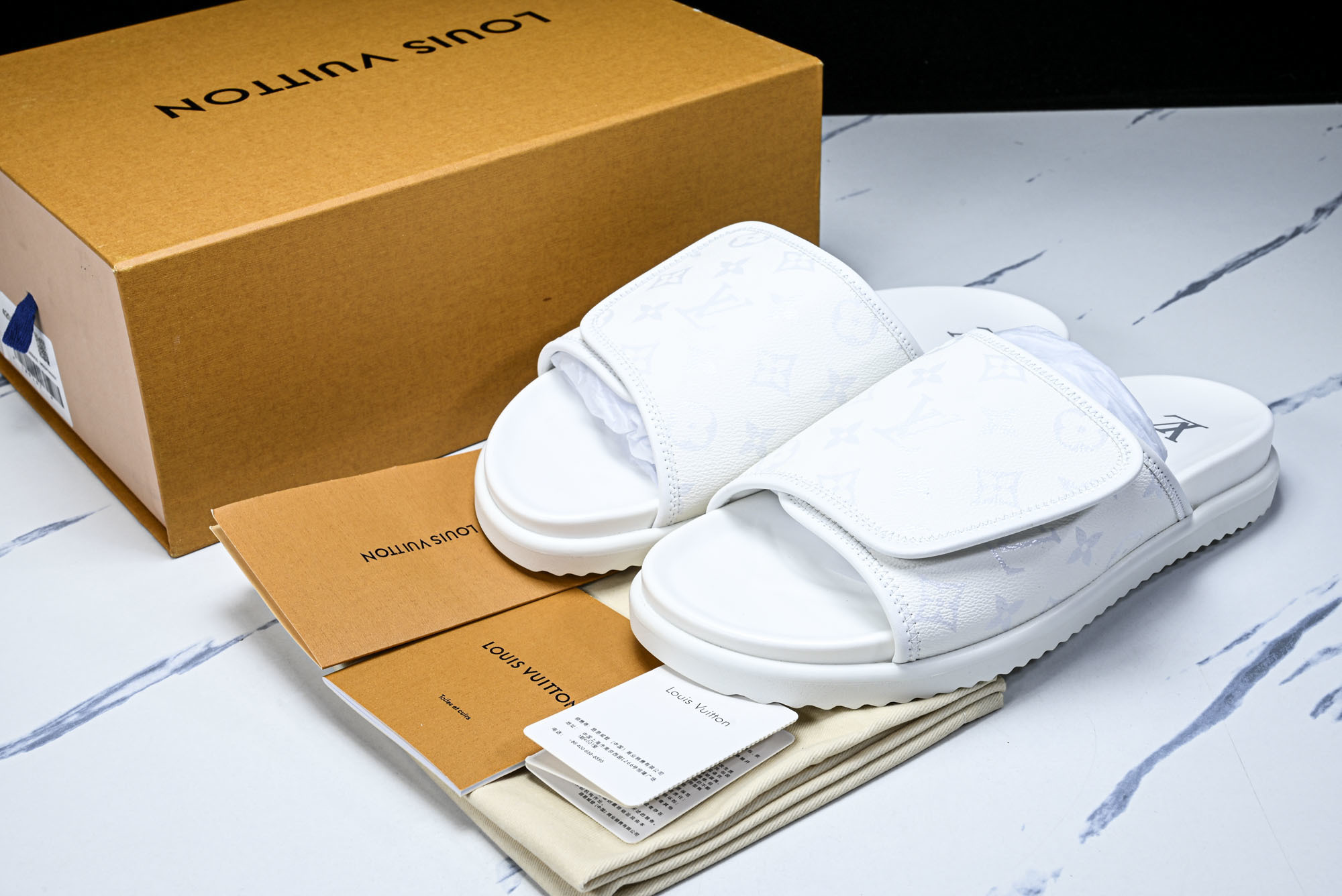 LV/路易威登男士凉鞋仿皮Monogram魔术贴鞋垫EVA底新款1AIXCQ2639 40 41 42 