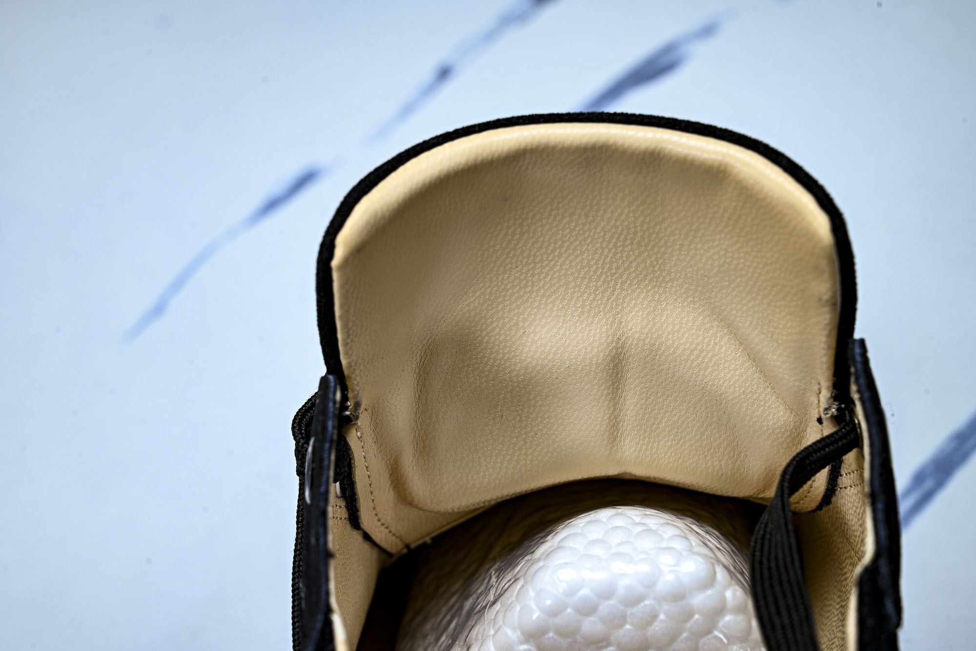 Christian Louboutin 2026新款CL男鞋低帮红底鞋水钻系带运动休闲板鞋莞产版 本法国