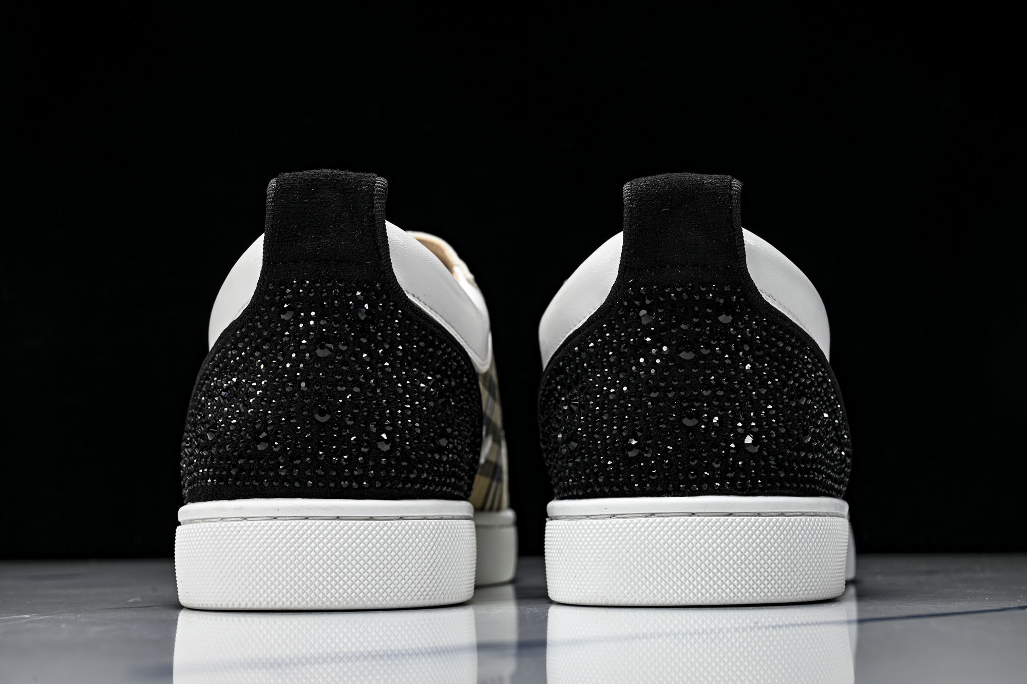 Christian Louboutin 2026新款CL男鞋低帮红底鞋水钻系带运动休闲板鞋莞产版 本法国