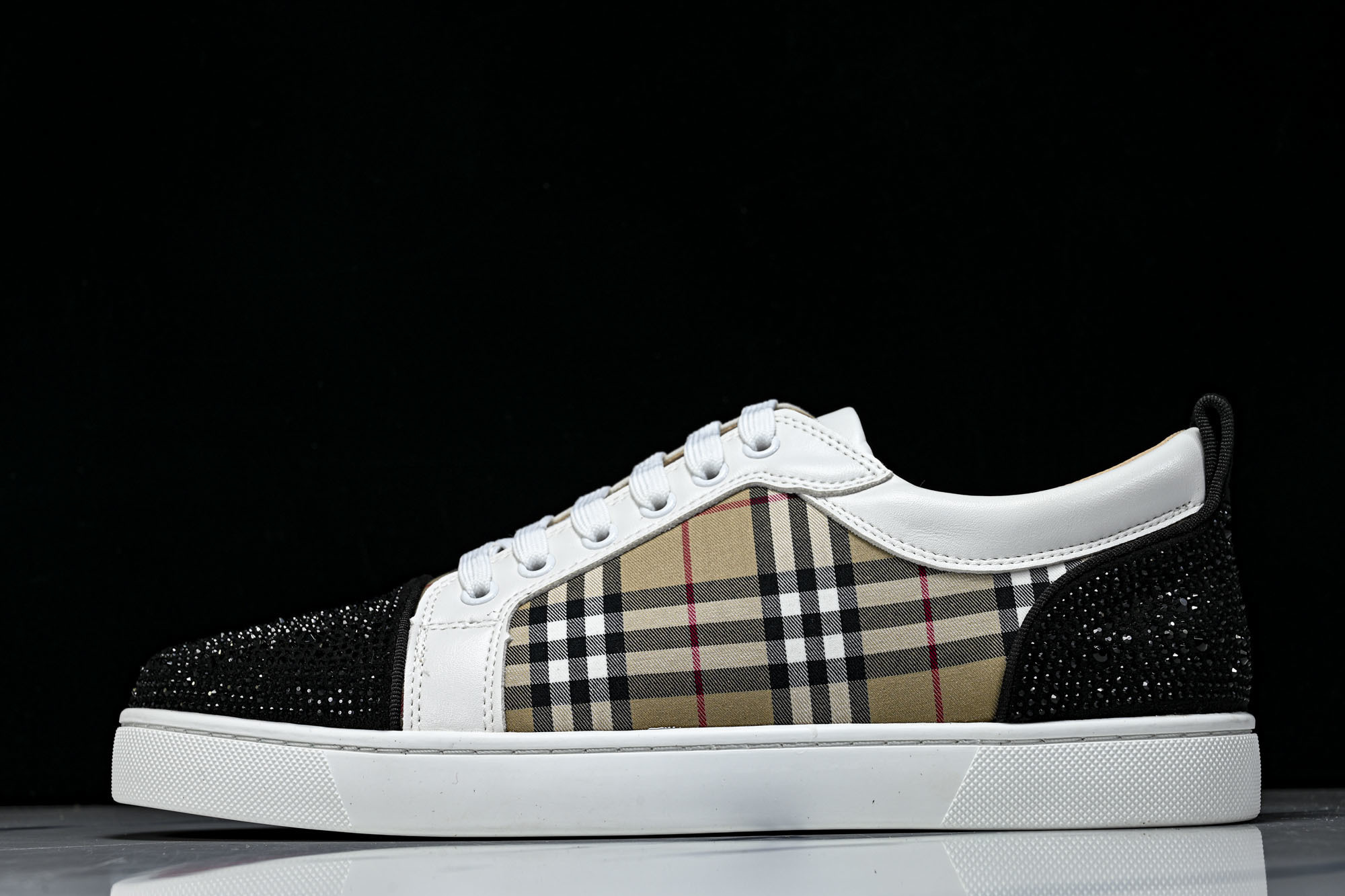 Christian Louboutin 2026新款CL男鞋低帮红底鞋水钻系带运动休闲板鞋莞产版 本法国