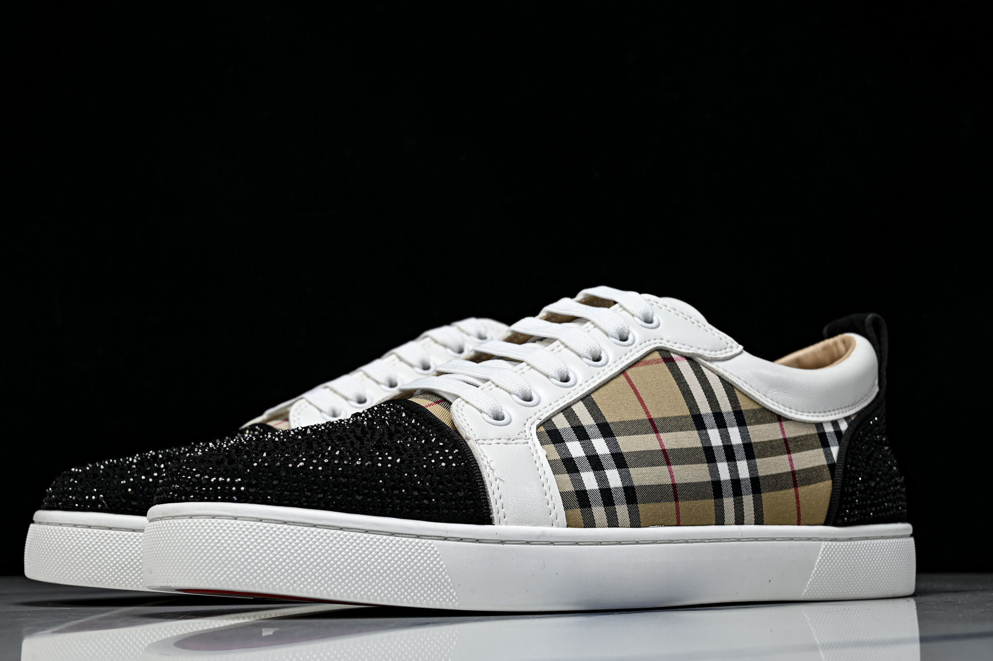 Christian Louboutin 2026新款CL男鞋低帮红底鞋水钻系带运动休闲板鞋莞产版 本法国