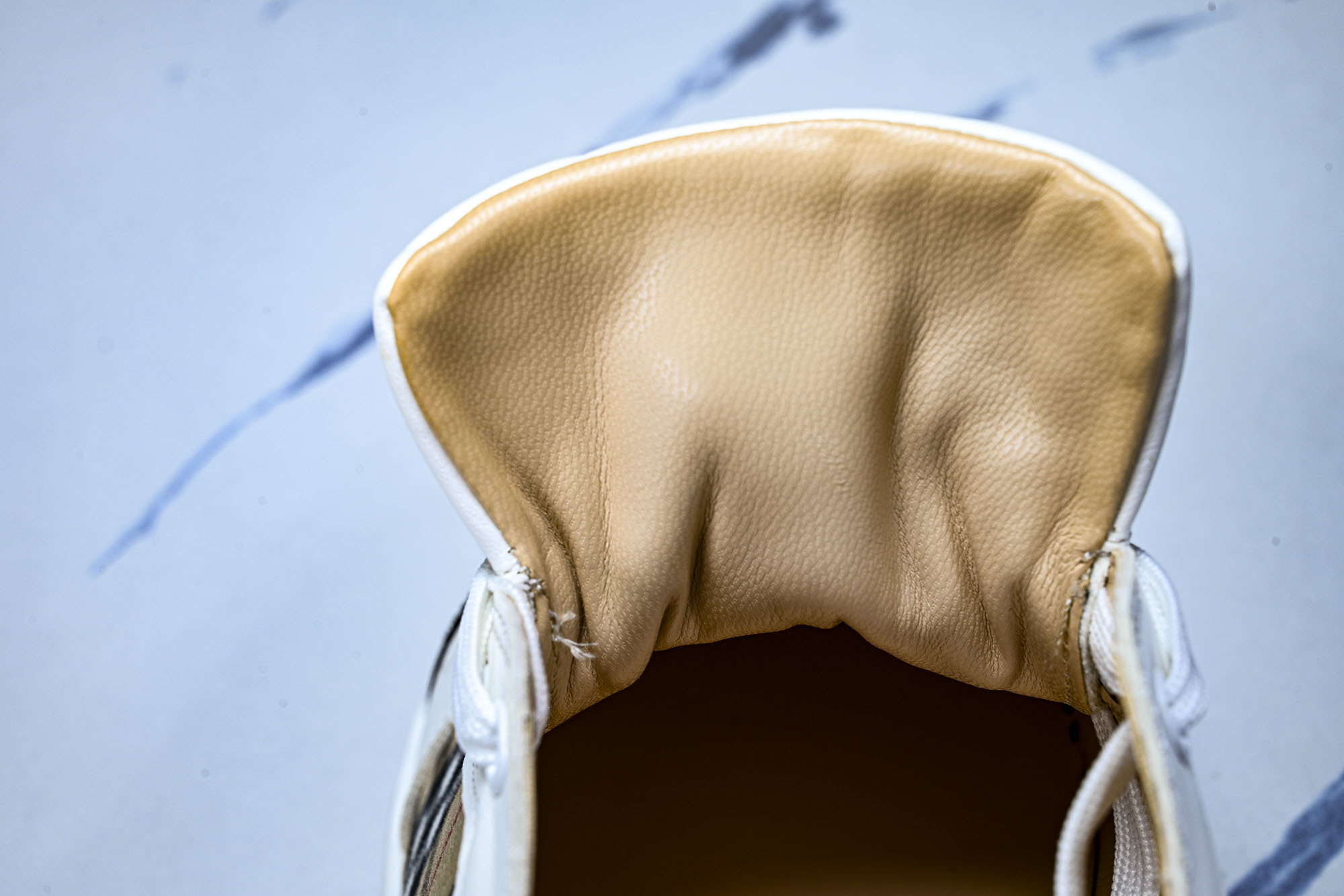 Christian Louboutin 2026新款CL男鞋低帮红底鞋水钻系带运动休闲板鞋莞产版 本法国