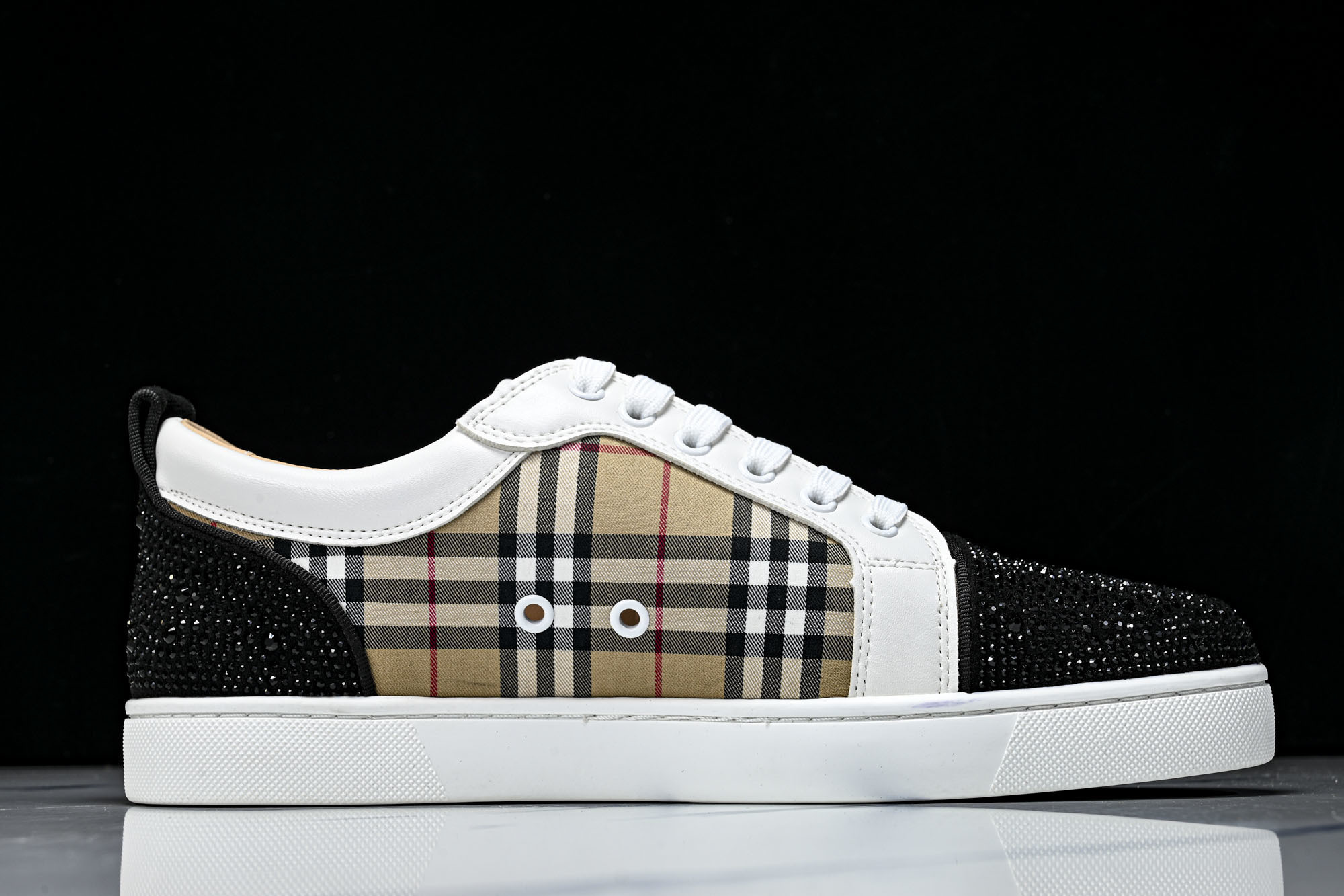 Christian Louboutin 2026新款CL男鞋低帮红底鞋水钻系带运动休闲板鞋莞产版 本法国