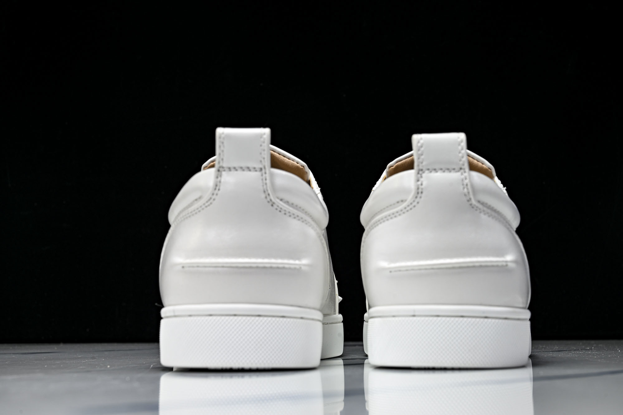 Christian Louboutin 2026新款CL男鞋低帮红底鞋水钻系带运动休闲板鞋莞产版 本法国