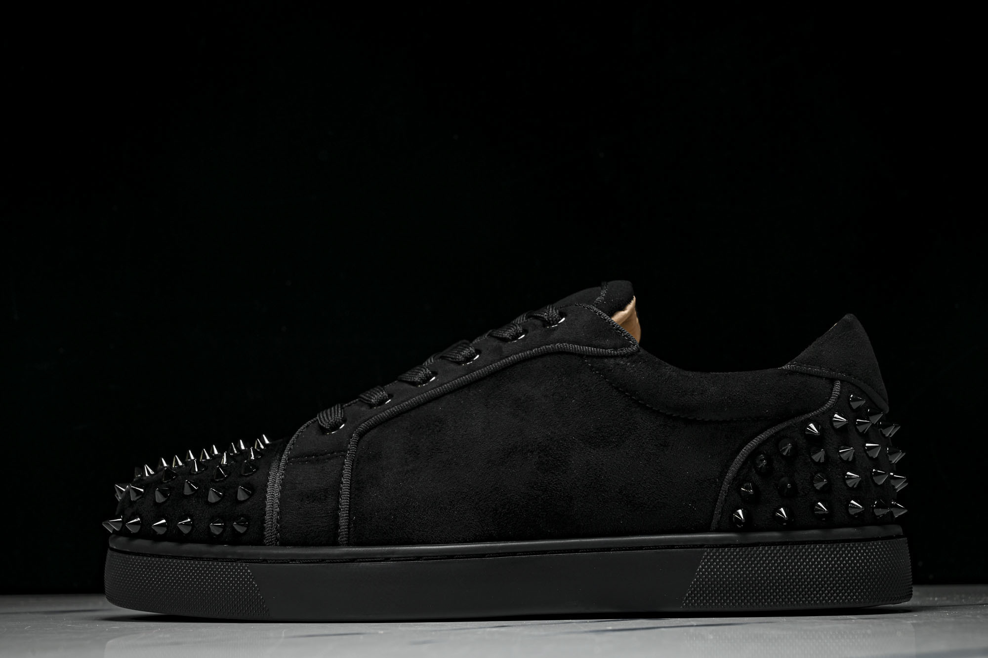 Christian Louboutin 2026新款CL男鞋低帮红底鞋水钻系带运动休闲板鞋莞产版 本法国