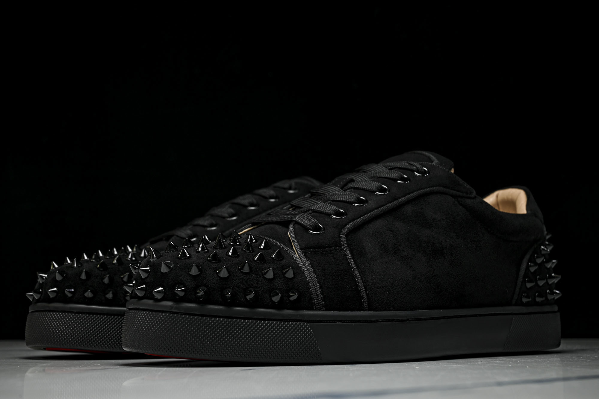 Christian Louboutin 2026新款CL男鞋低帮红底鞋水钻系带运动休闲板鞋莞产版 本法国