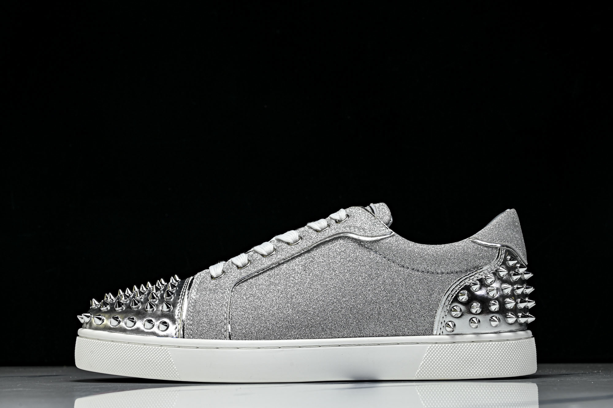 Christian Louboutin 2026新款CL男鞋低帮红底鞋水钻系带运动休闲板鞋莞产版 本法国