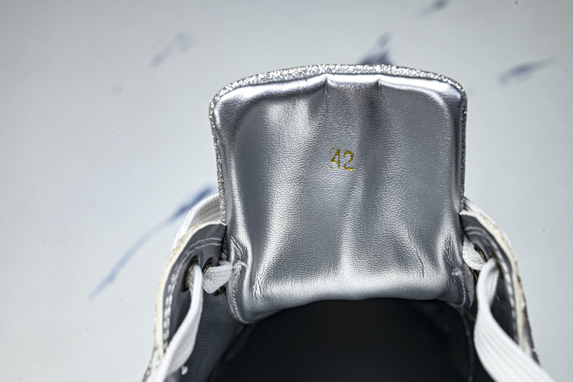 Christian Louboutin 2026新款CL男鞋低帮红底鞋水钻系带运动休闲板鞋莞产版 本法国