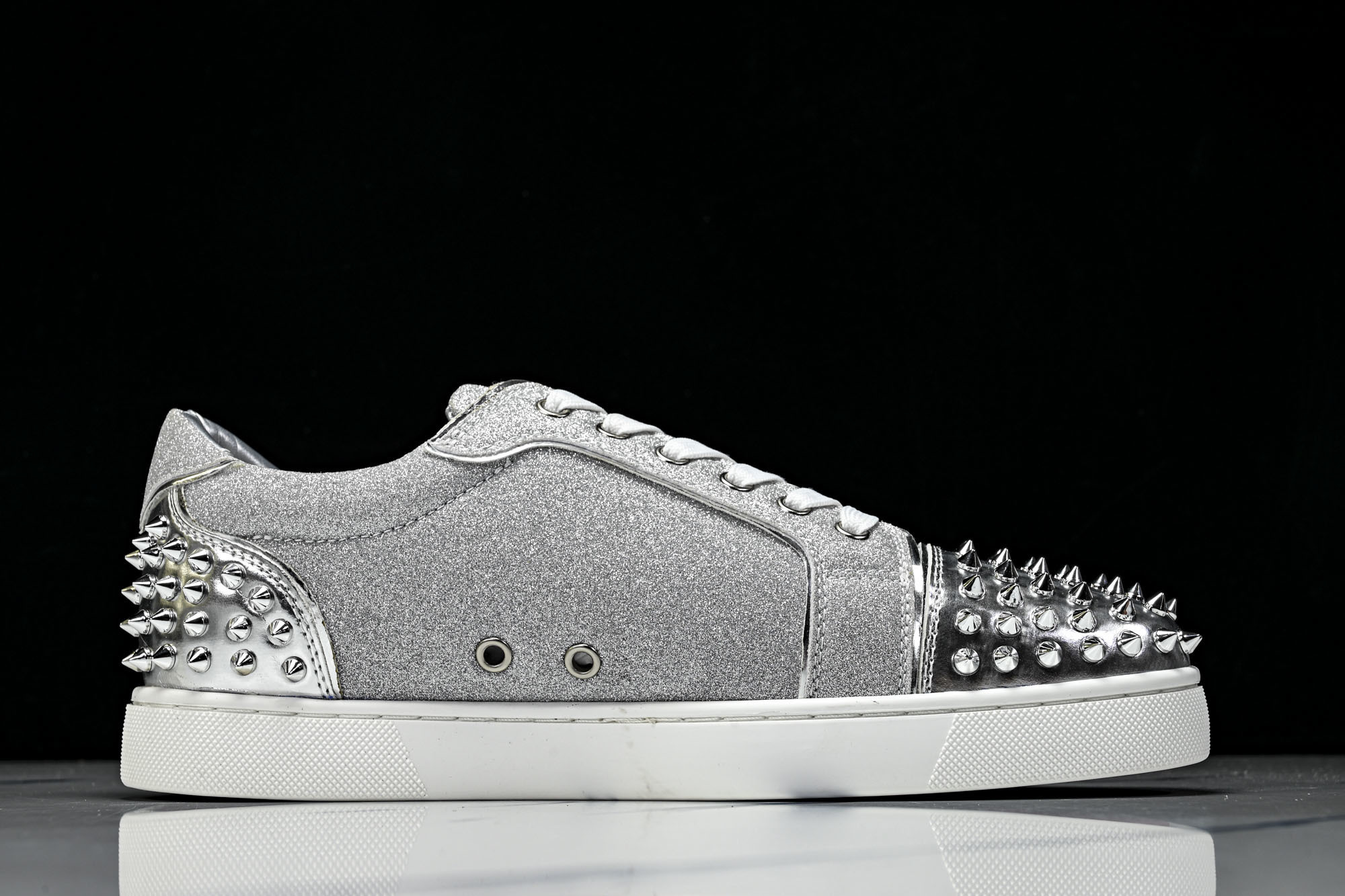 Christian Louboutin 2026新款CL男鞋低帮红底鞋水钻系带运动休闲板鞋莞产版 本法国