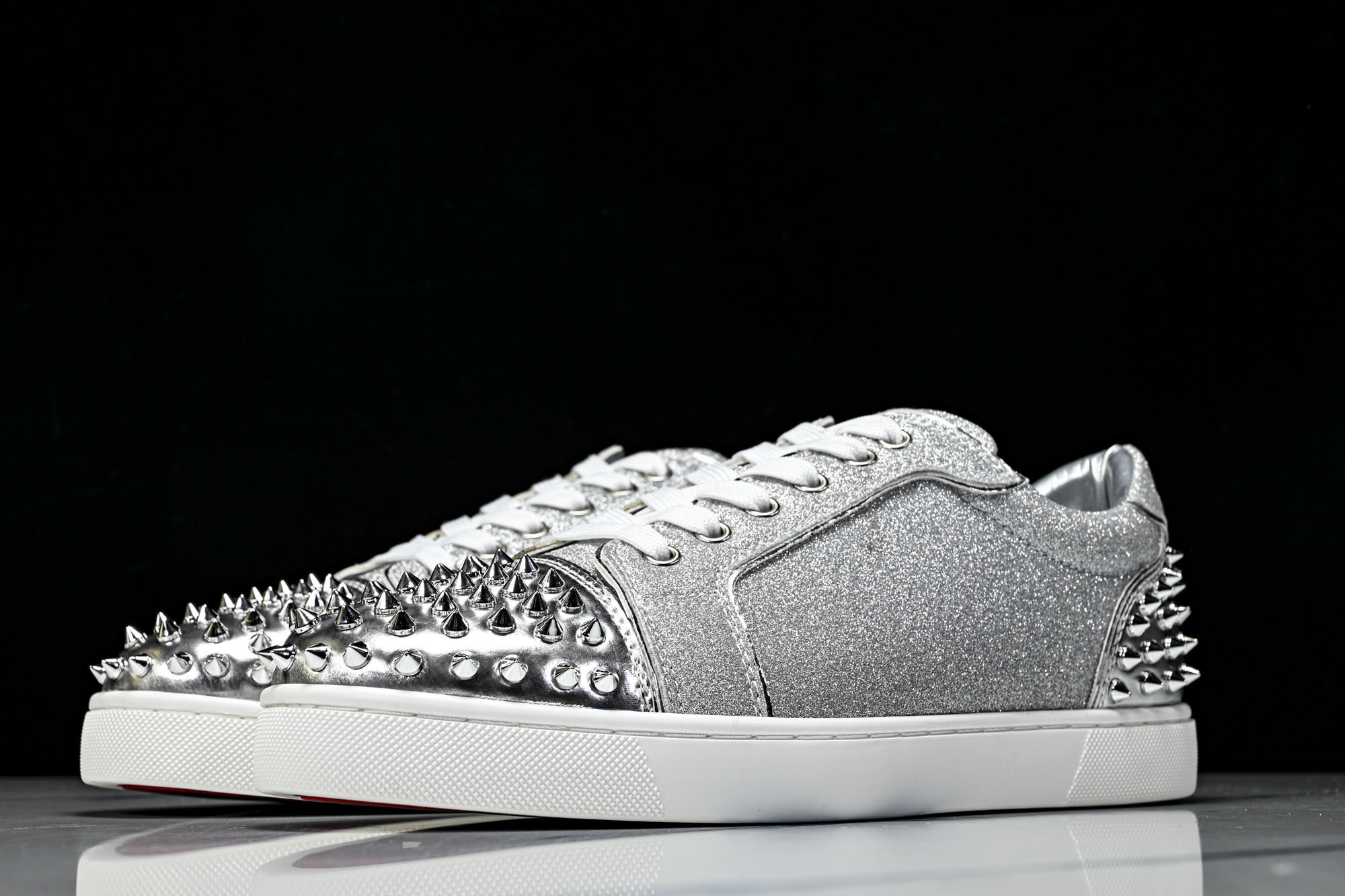 Christian Louboutin 2026新款CL男鞋低帮红底鞋水钻系带运动休闲板鞋莞产版 本法国