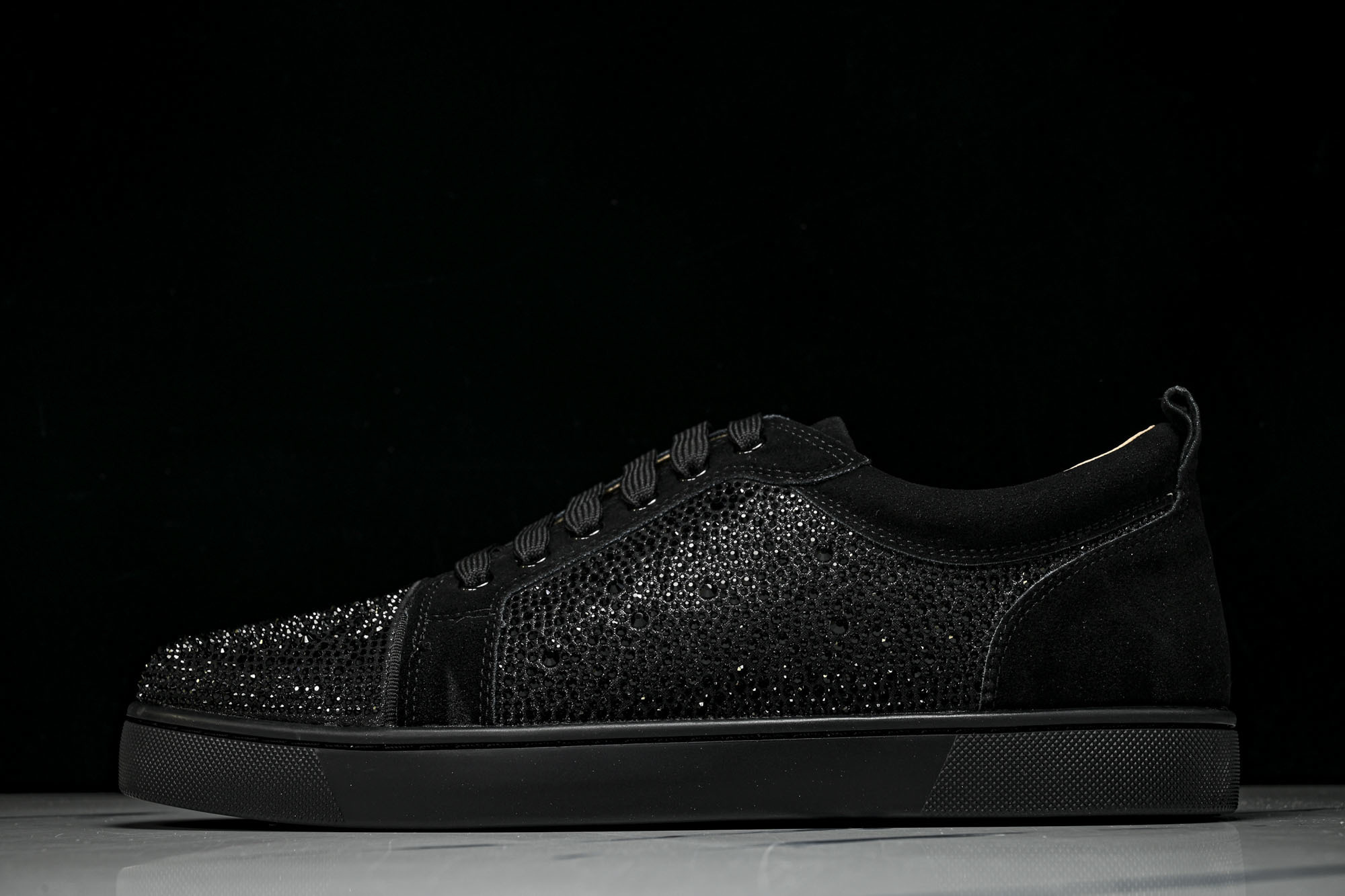 Christian Louboutin 2026新款CL男鞋低帮红底鞋水钻系带运动休闲板鞋莞产版 本法国