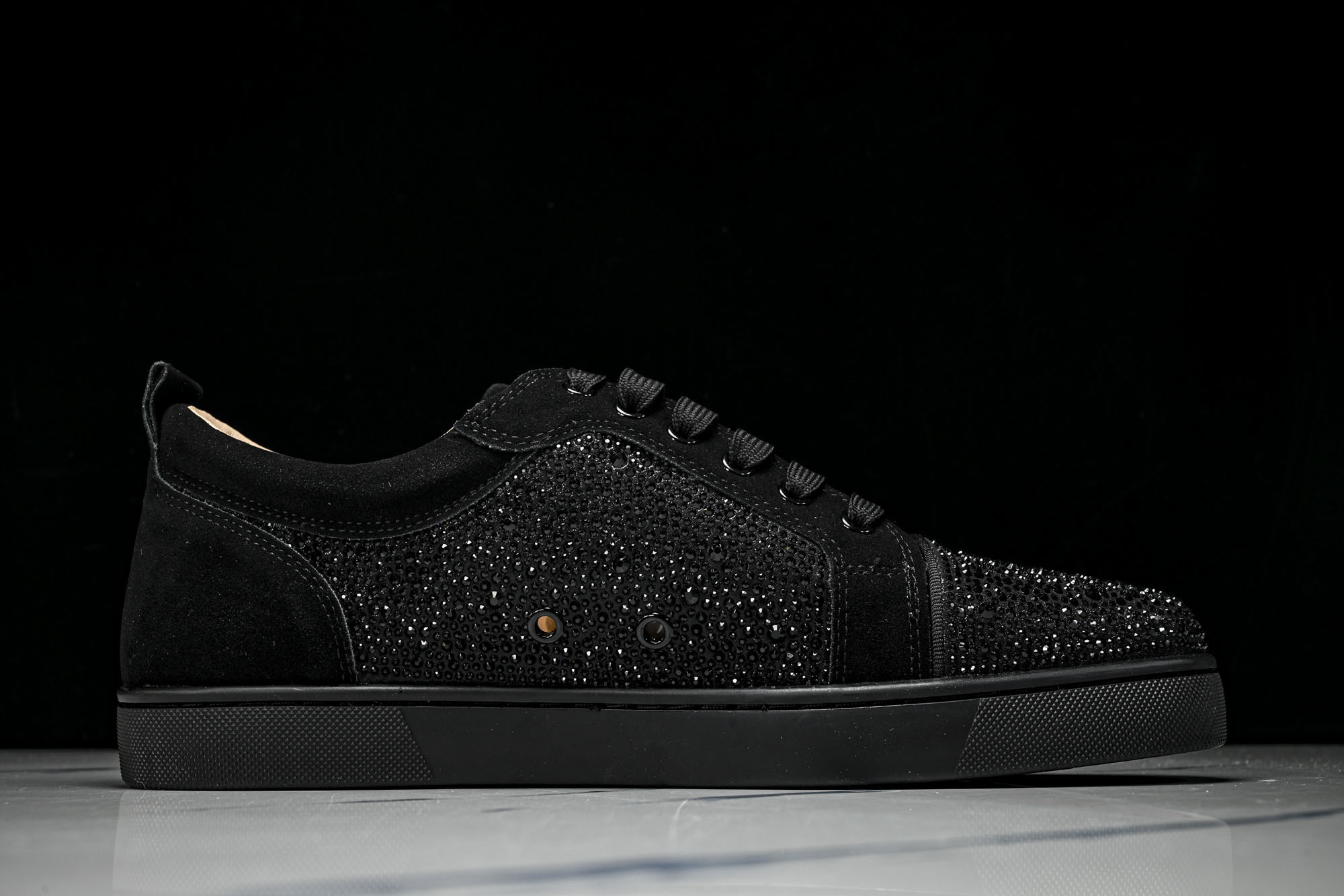 Christian Louboutin 2026新款CL男鞋低帮红底鞋水钻系带运动休闲板鞋莞产版 本法国