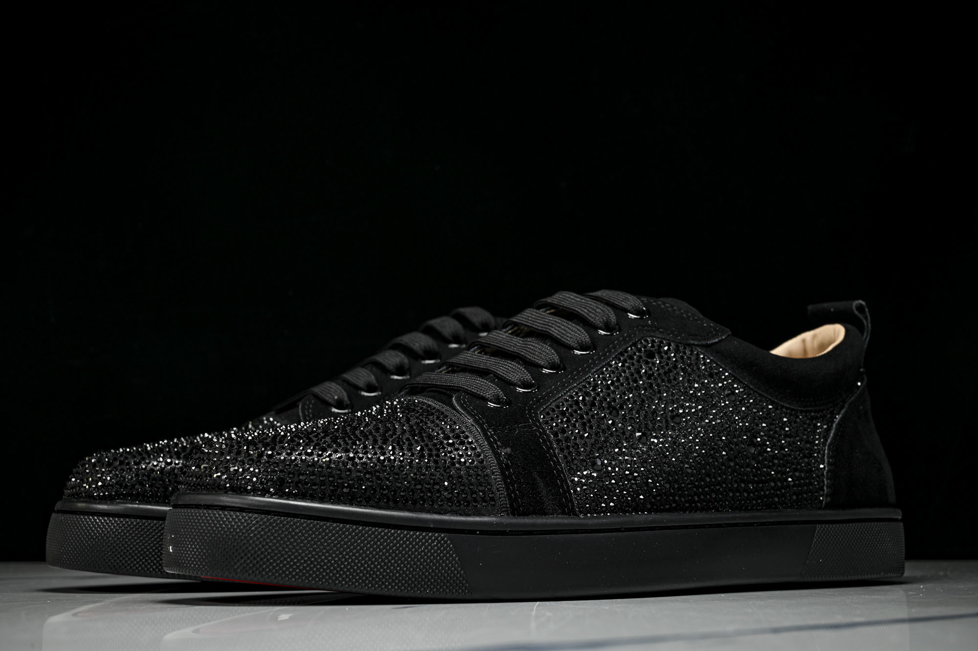 Christian Louboutin 2026新款CL男鞋低帮红底鞋水钻系带运动休闲板鞋莞产版 本法国