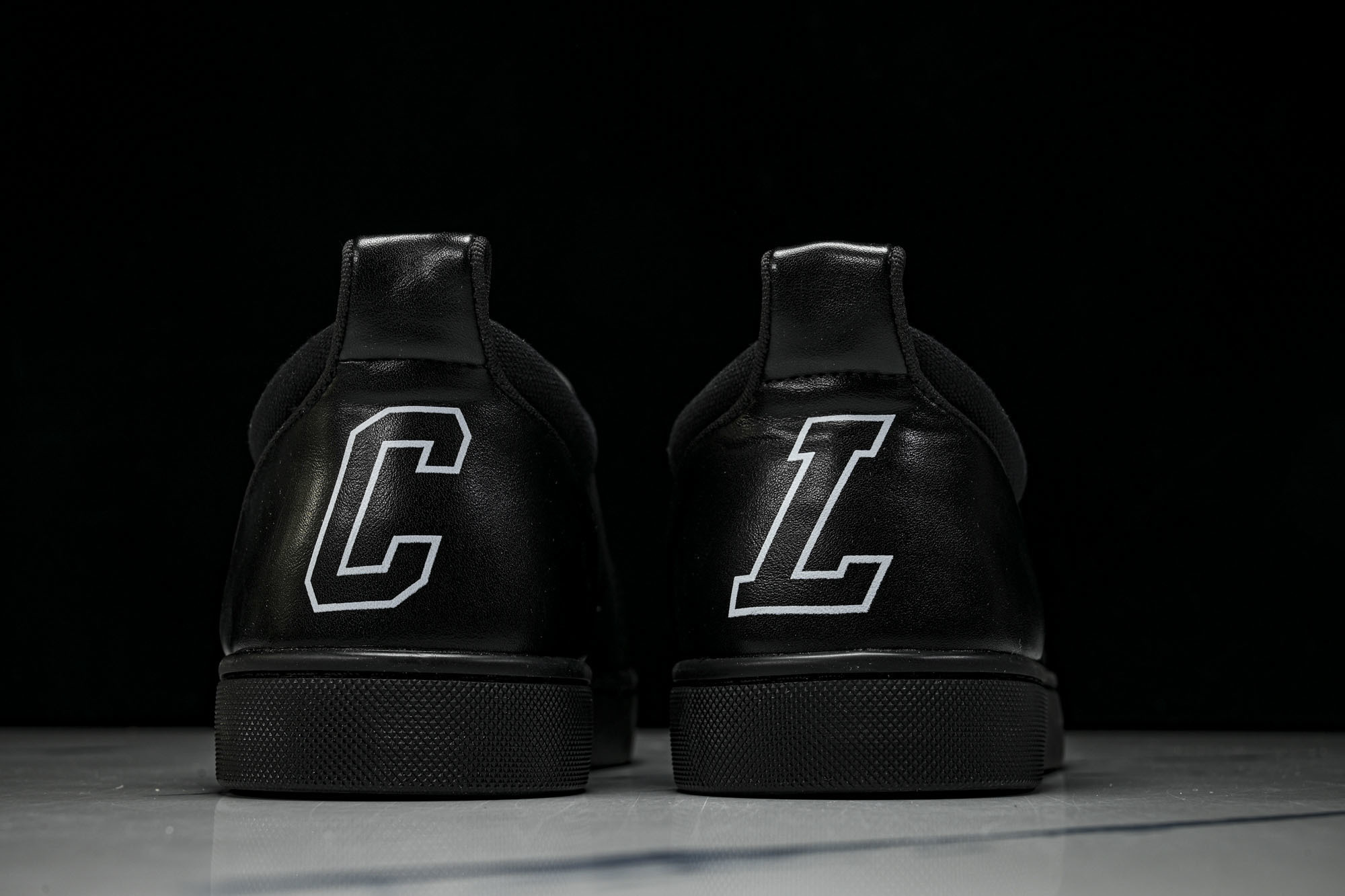 Christian Louboutin 2026新款CL男鞋低帮红底鞋水钻系带运动休闲板鞋莞产版 本法国