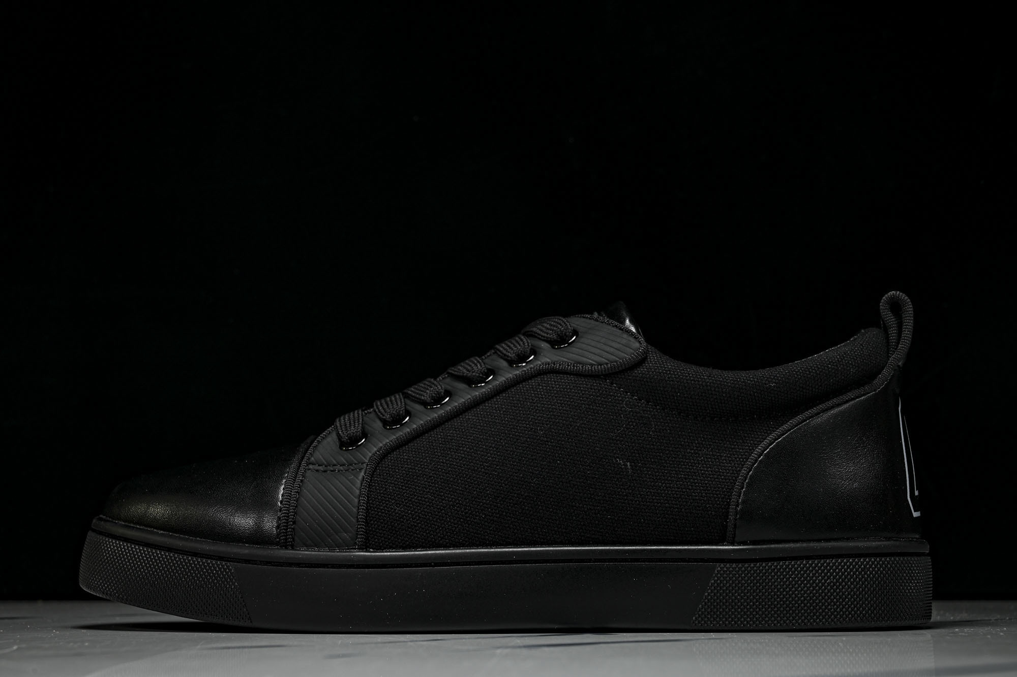 Christian Louboutin 2026新款CL男鞋低帮红底鞋水钻系带运动休闲板鞋莞产版 本法国