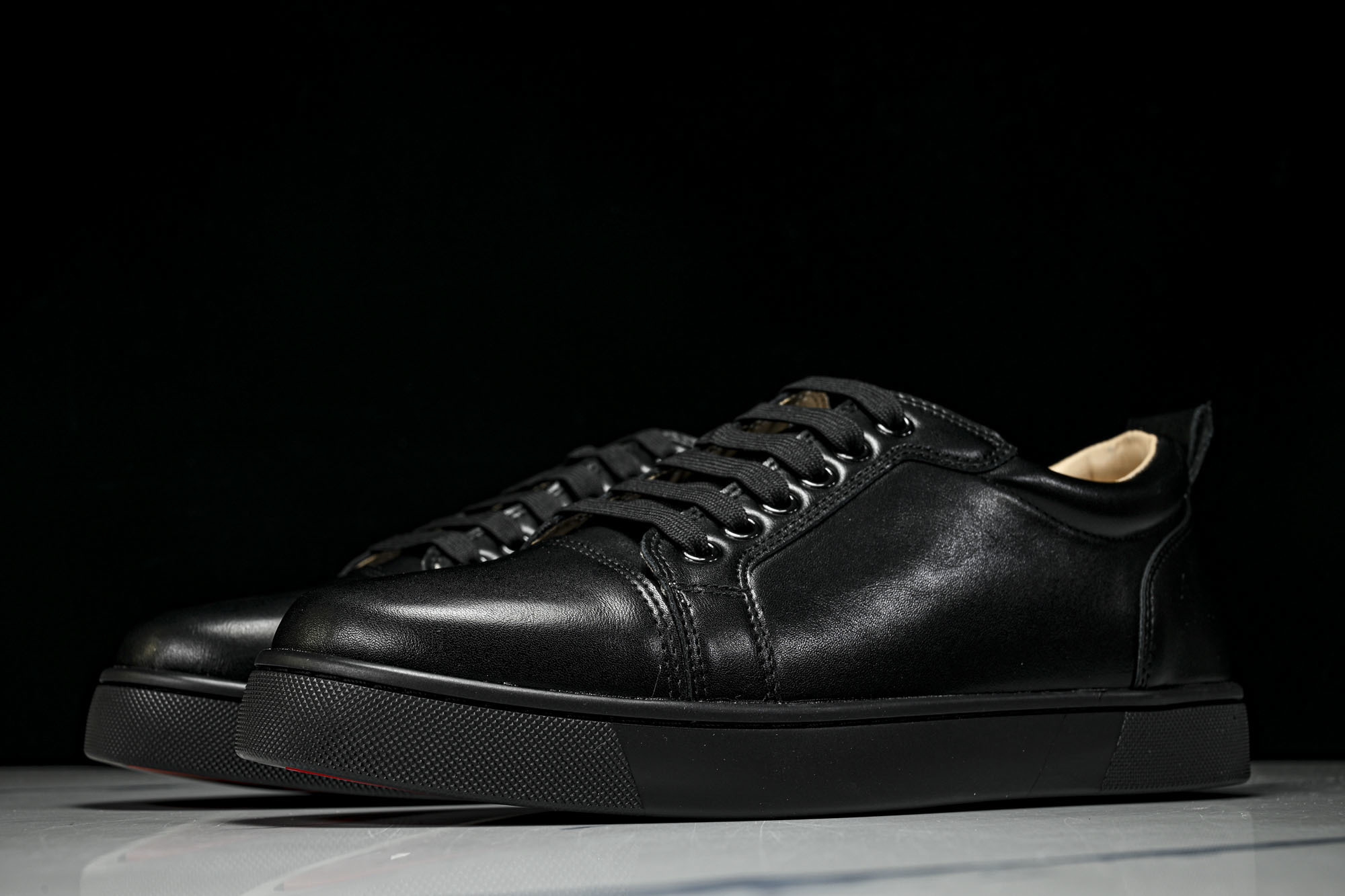 Christian Louboutin 2026新款CL男鞋低帮红底鞋水钻系带运动休闲板鞋莞产版 本法国