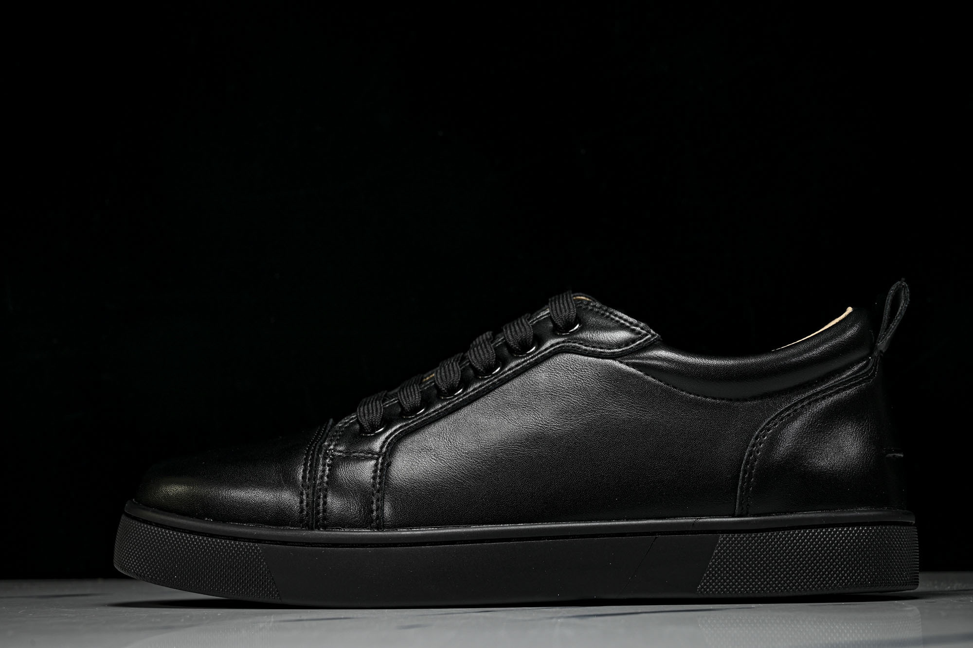 Christian Louboutin 2026新款CL男鞋低帮红底鞋水钻系带运动休闲板鞋莞产版 本法国