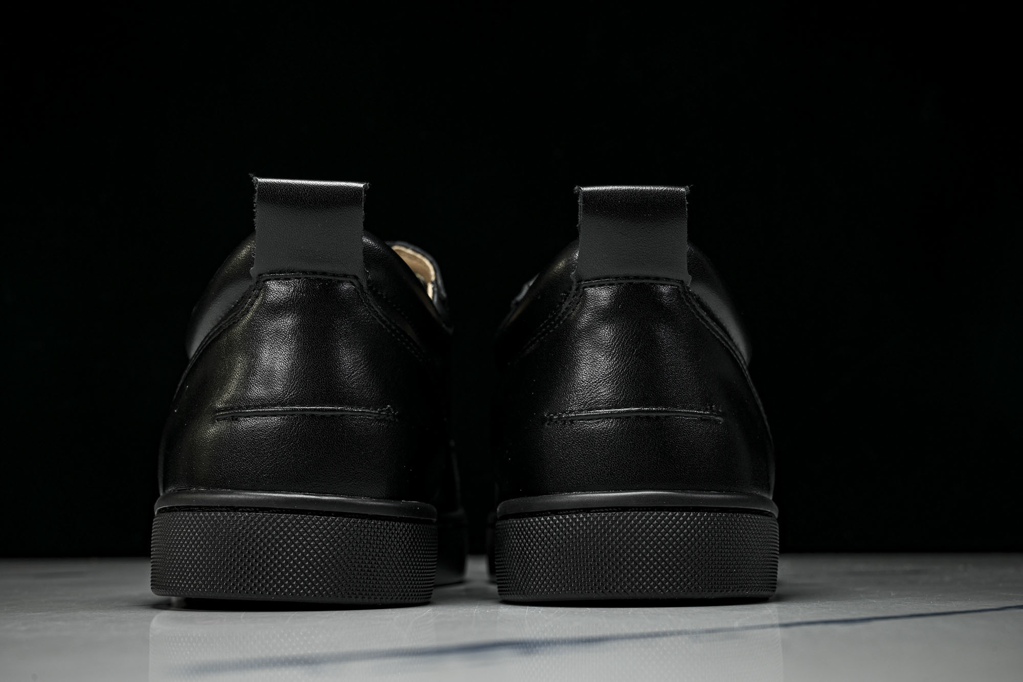 Christian Louboutin 2026新款CL男鞋低帮红底鞋水钻系带运动休闲板鞋莞产版 本法国