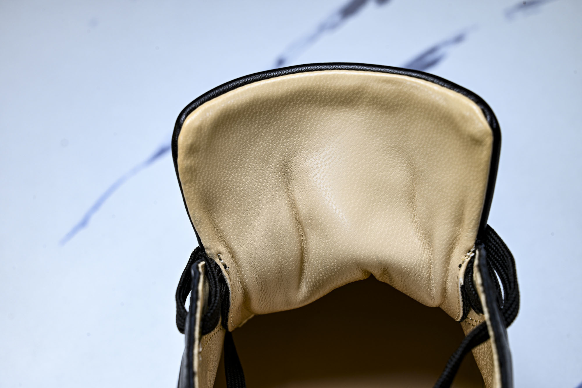 Christian Louboutin 2026新款CL男鞋低帮红底鞋水钻系带运动休闲板鞋莞产版 本法国