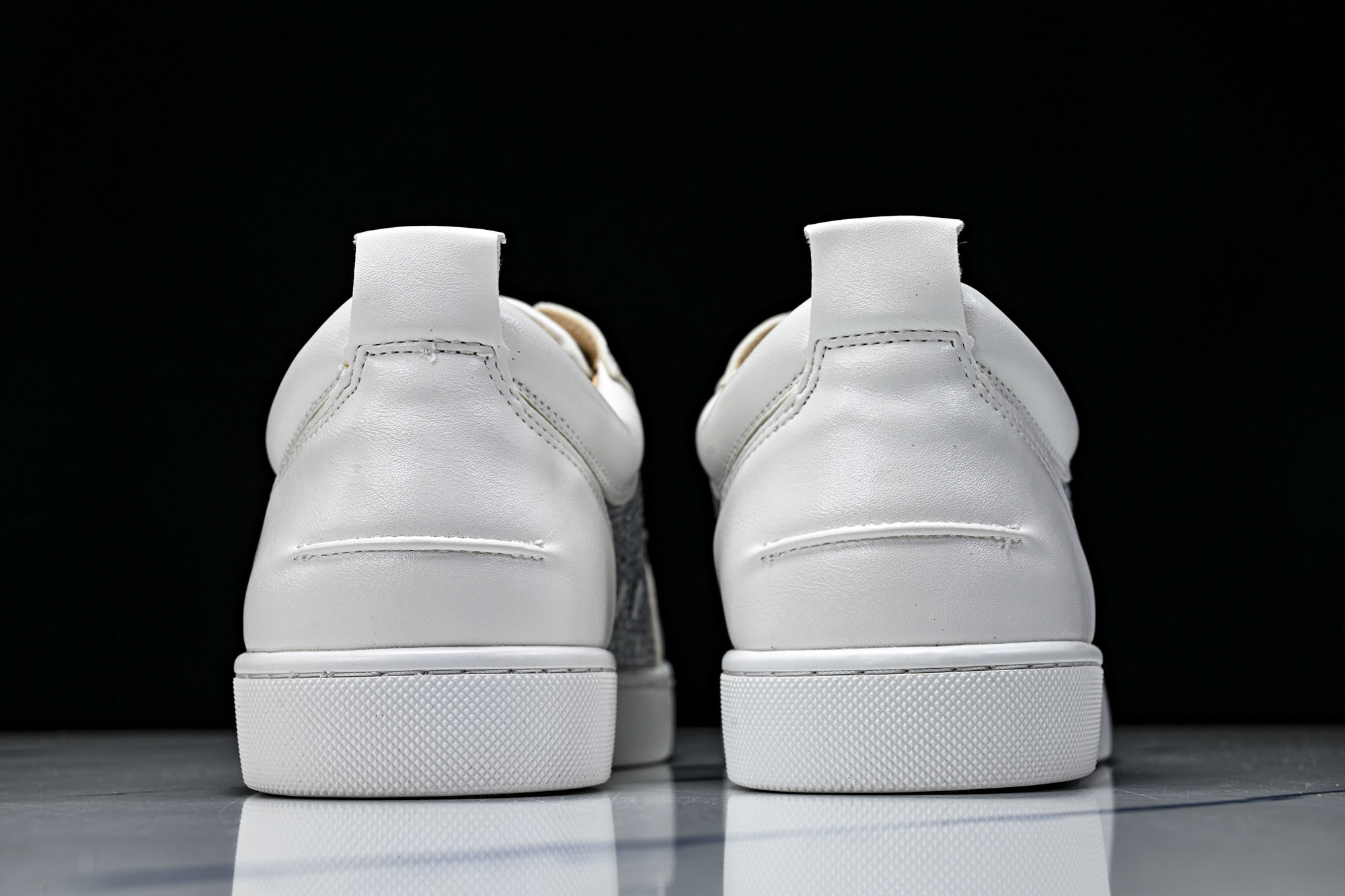 Christian Louboutin 2026新款CL男鞋低帮红底鞋水钻系带运动休闲板鞋莞产版 本法国