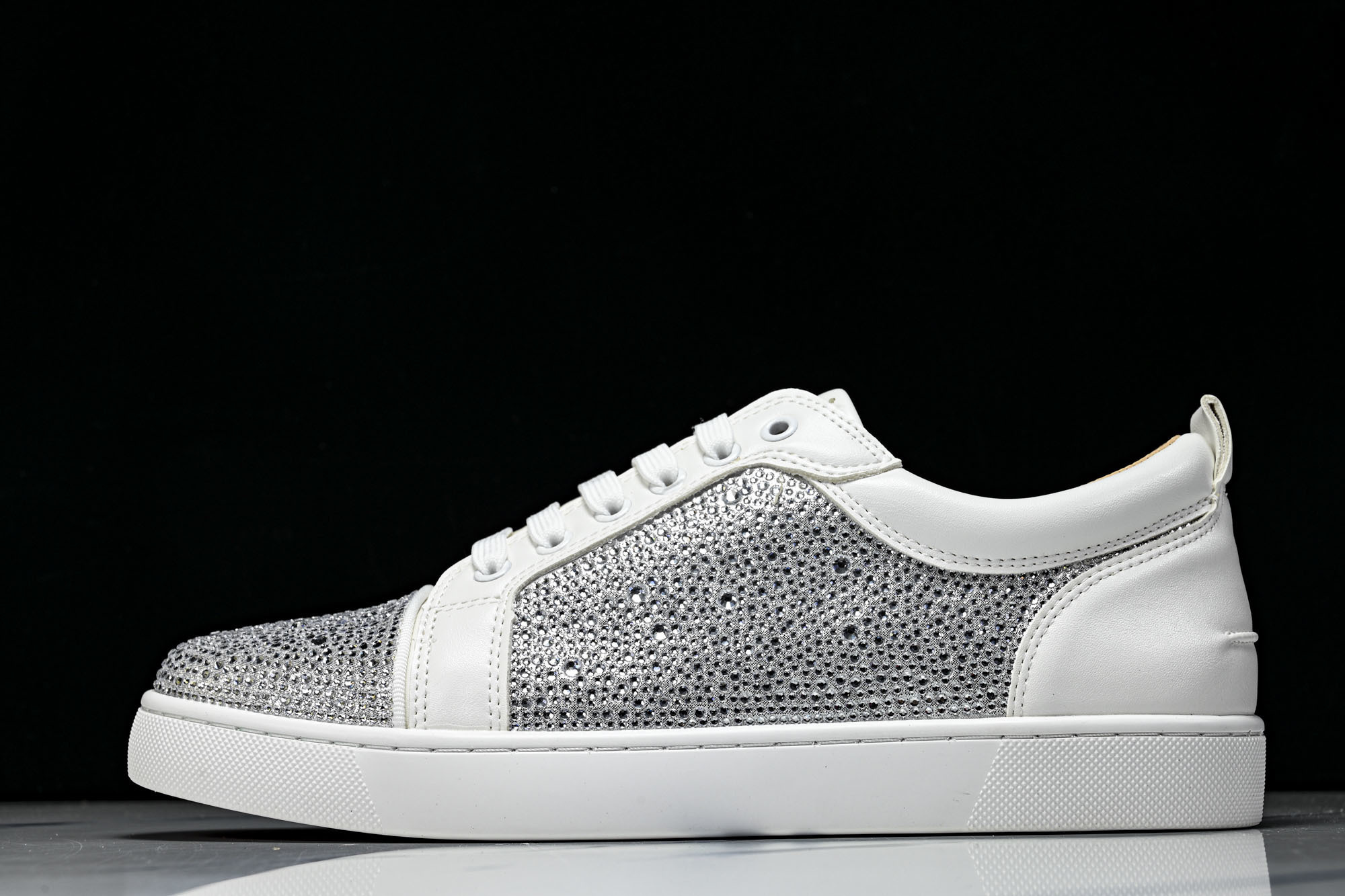 Christian Louboutin 2026新款CL男鞋低帮红底鞋水钻系带运动休闲板鞋莞产版 本法国