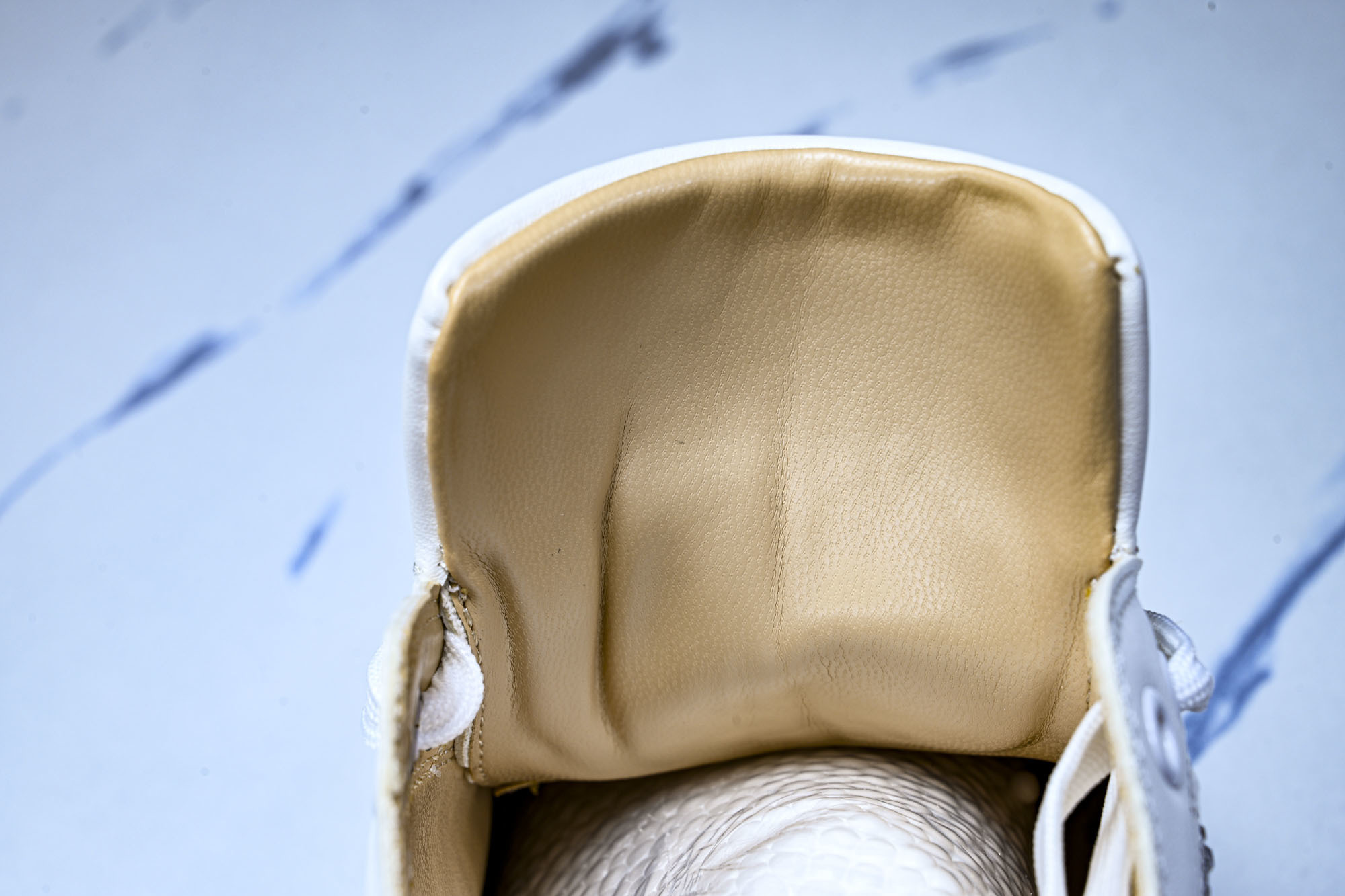 Christian Louboutin 2026新款CL男鞋低帮红底鞋水钻系带运动休闲板鞋莞产版 本法国