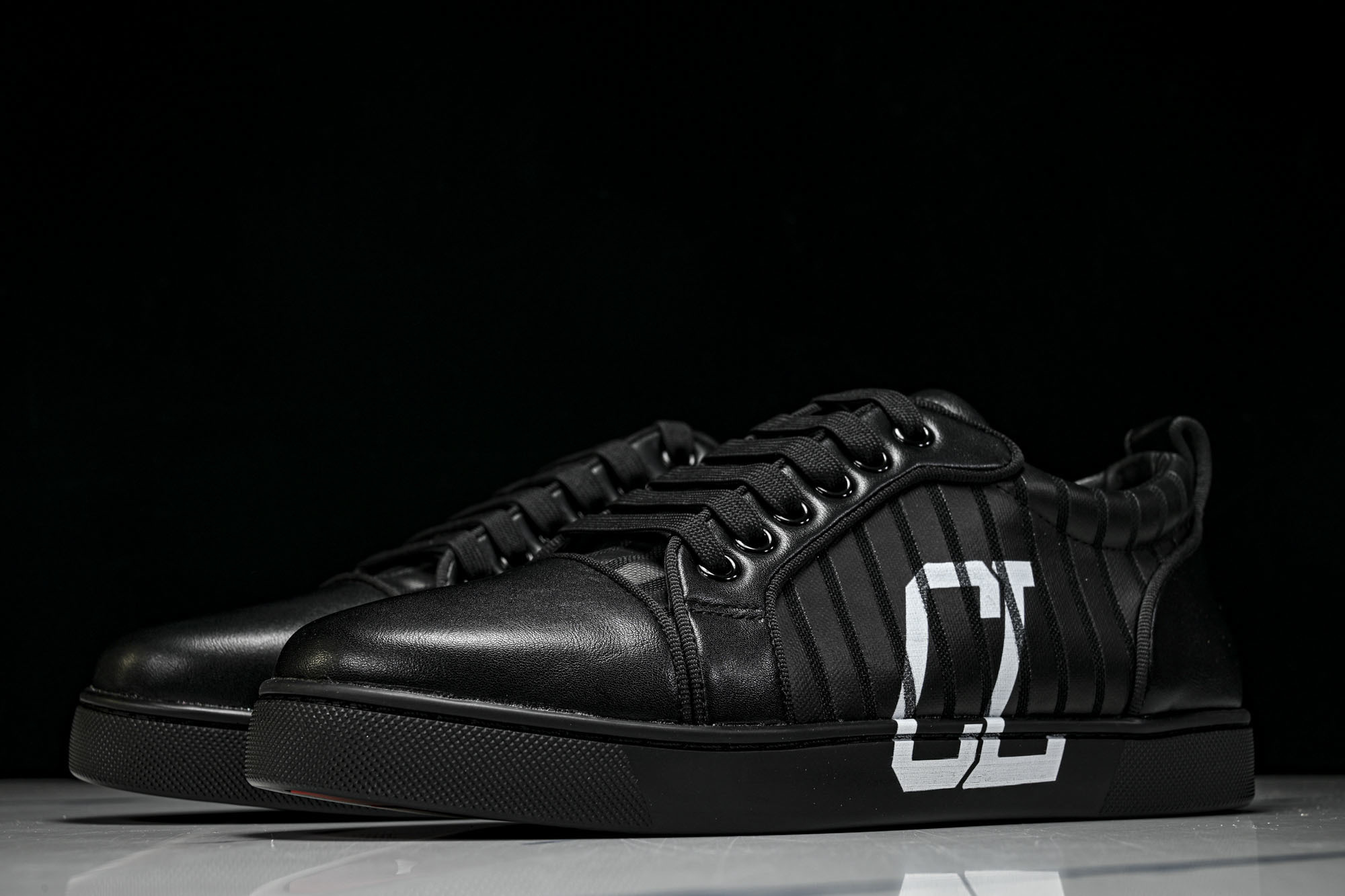 Christian Louboutin 2026新款CL男鞋低帮红底鞋水钻系带运动休闲板鞋莞产版 本法国