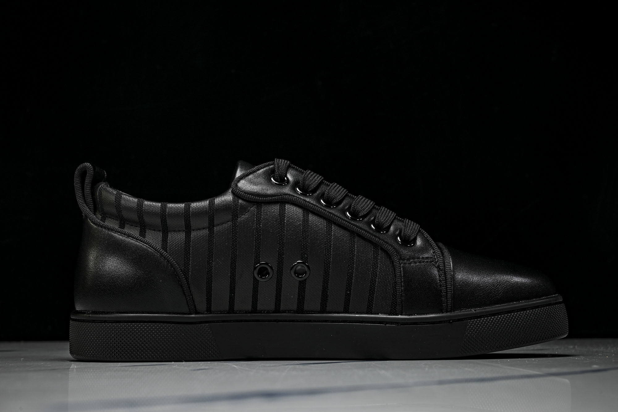 Christian Louboutin 2026新款CL男鞋低帮红底鞋水钻系带运动休闲板鞋莞产版 本法国