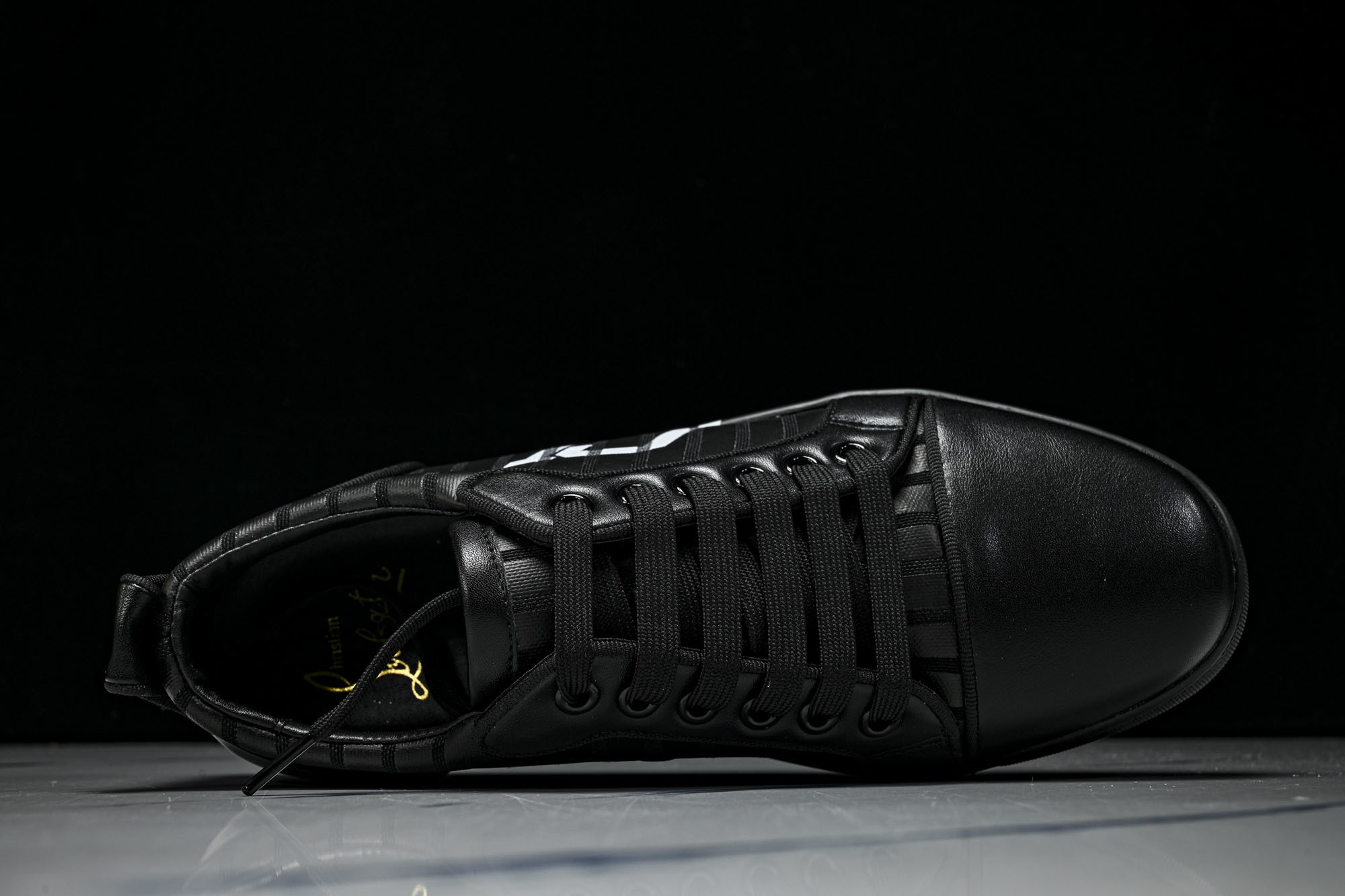 Christian Louboutin 2026新款CL男鞋低帮红底鞋水钻系带运动休闲板鞋莞产版 本法国