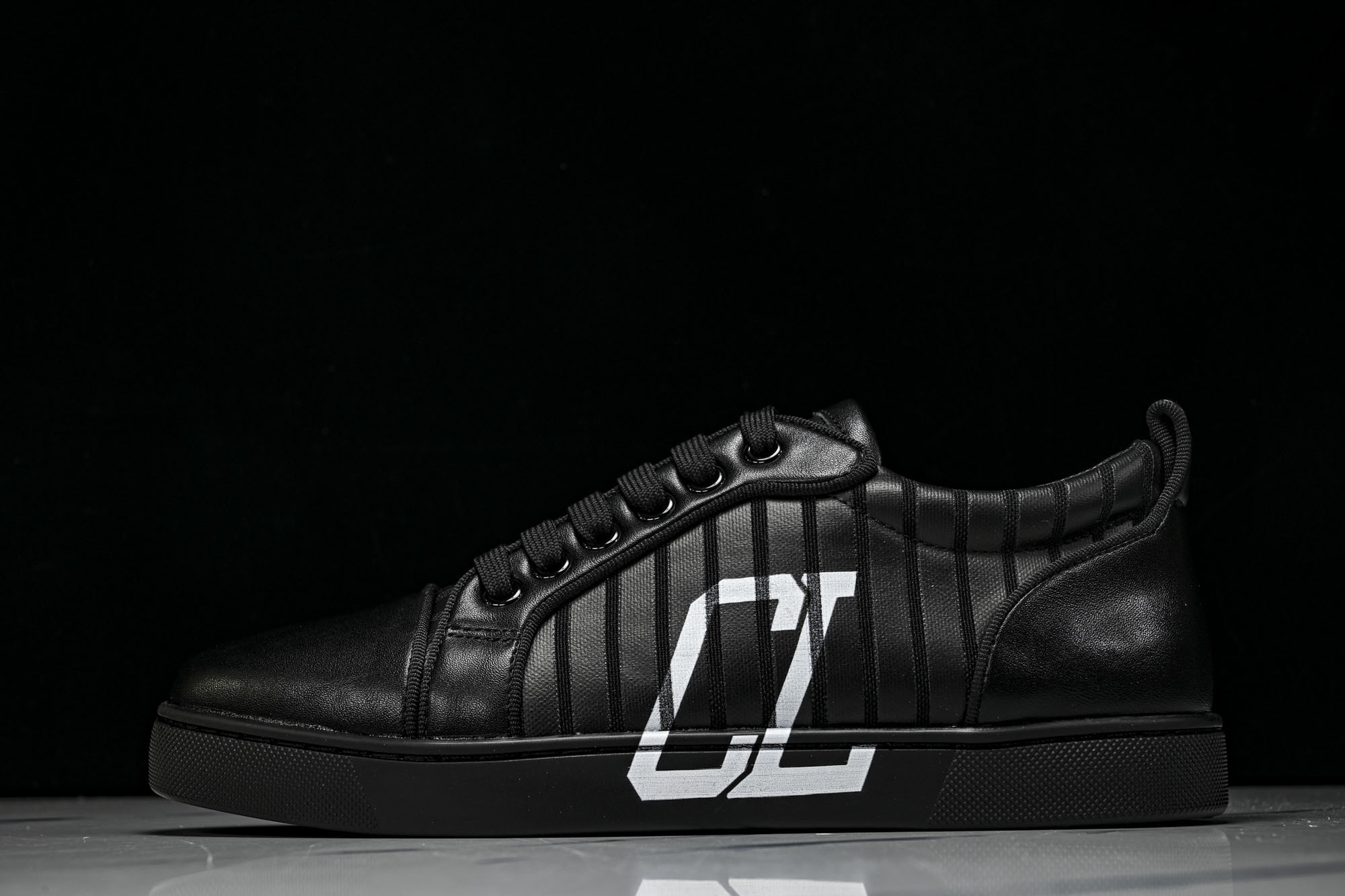 Christian Louboutin 2026新款CL男鞋低帮红底鞋水钻系带运动休闲板鞋莞产版 本法国