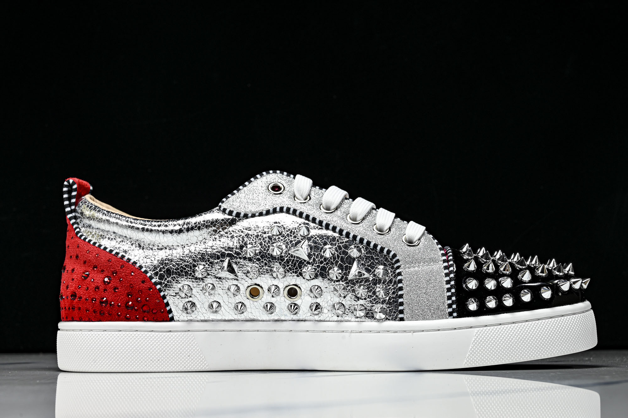 Christian Louboutin 2026新款CL男鞋低帮红底鞋水钻系带运动休闲板鞋莞产版 本法国