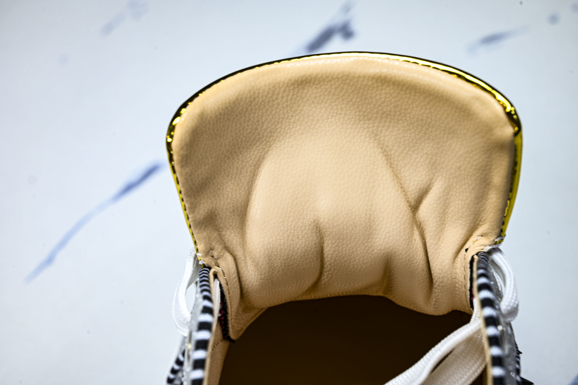 Christian Louboutin 2026新款CL男鞋低帮红底鞋水钻系带运动休闲板鞋莞产版 本法国